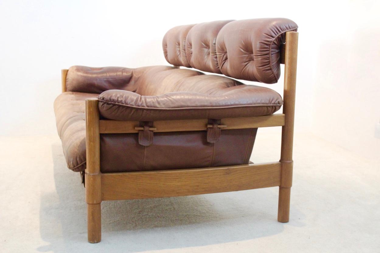 Brazilian Oak & Leather 3-Seat Sofa, 1970s In Good Condition In Voorburg, NL