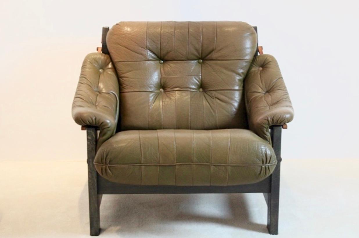 3-Sitz-Sofa aus brasilianischer Eiche und olivgrünem Leder, Jean Gillon im Angebot 1