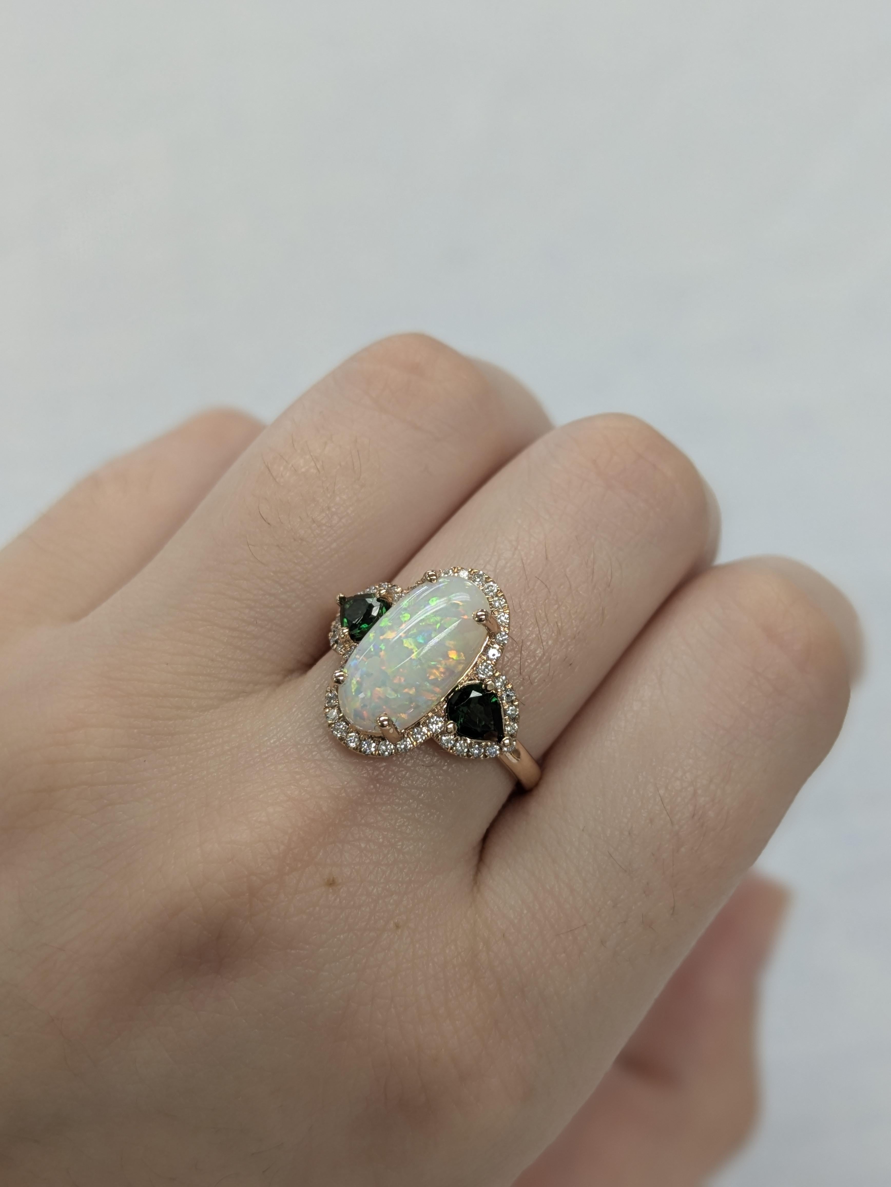 In der Mitte dieses eleganten Rings befindet sich ein fesselnder ovaler brasilianischer Opal von 2,33 Karat, der 13,4 x 7,4 mm misst. Das natürliche Farbspiel des Opals in 14-karätigem Gold (3,07 g) wird durch 42 funkelnde Diamanten mit einem