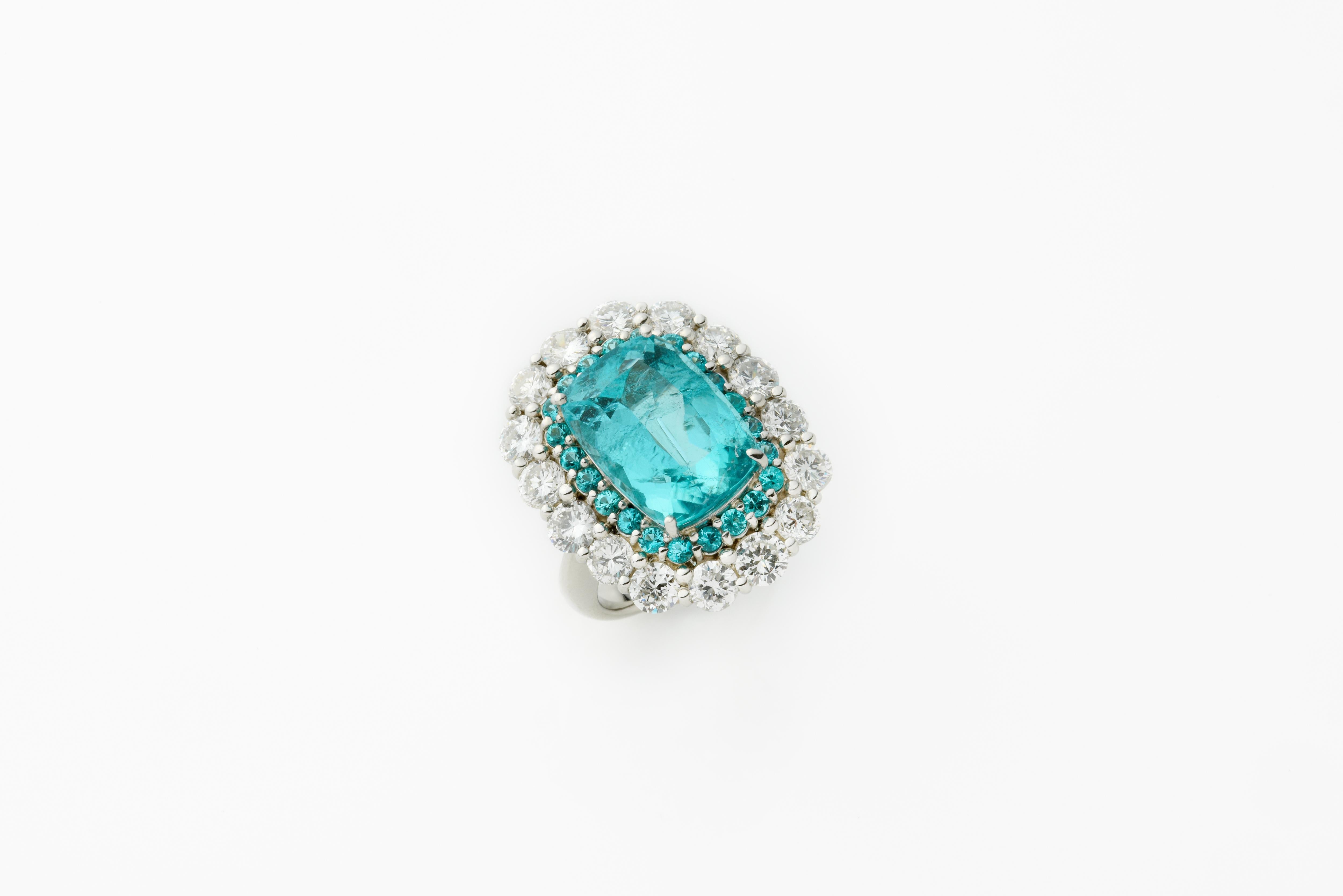 Der sensationell gefärbte brasilianische Paraiba-Turmalin von 8,99 Karat in einem Platinring im Cocktail-Stil. GIA- und GRS-zertifiziert. Dieser elegante Paraiba im Kissenschliff ist von zwei Schichten von Steinen umgeben: Brasilianische