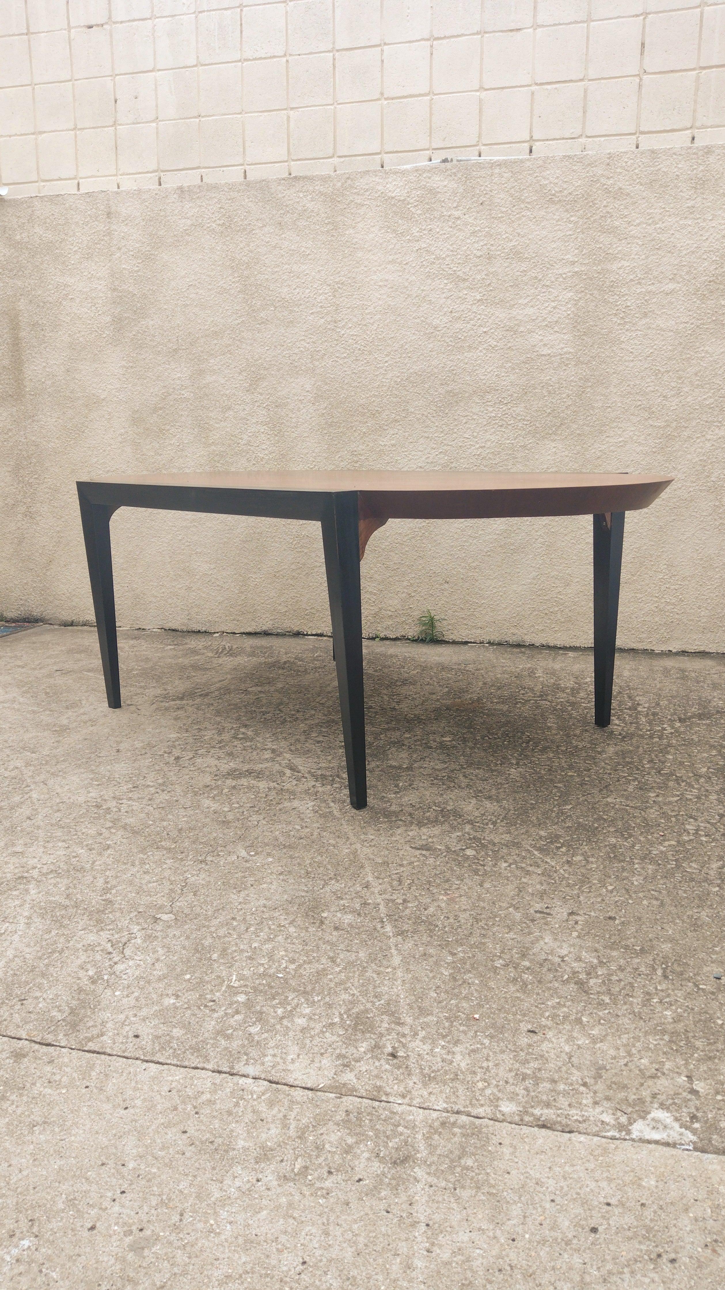 Mid-century Brazilian oval table in solid wood and cherry veneer. Firm and resistant. in Good condition

Approximate Measures:
Height: 75cm / Width: 212cm / Depth: 110cm

Usable Height (chair fit): 69cm
Usable Width (between the legs):