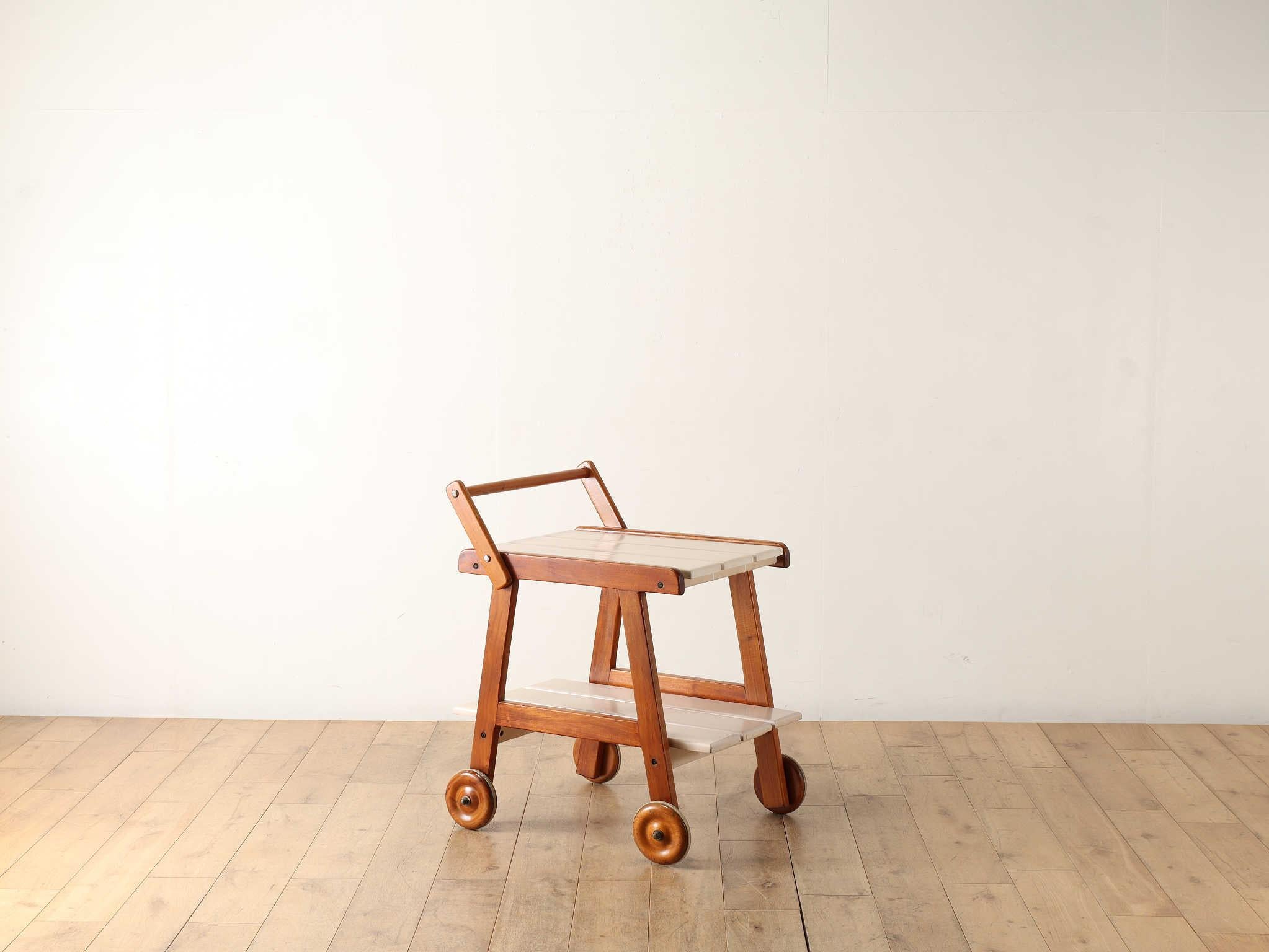 Chariot à thé, estimé des années 1970, fabriqué au Brésil.Le design est si grossier qu'il est reconnaissable de loin, et le produit montre une utilisation audacieuse du bois dans sa construction.De nombreux vintages brésiliens publiés sont inspirés