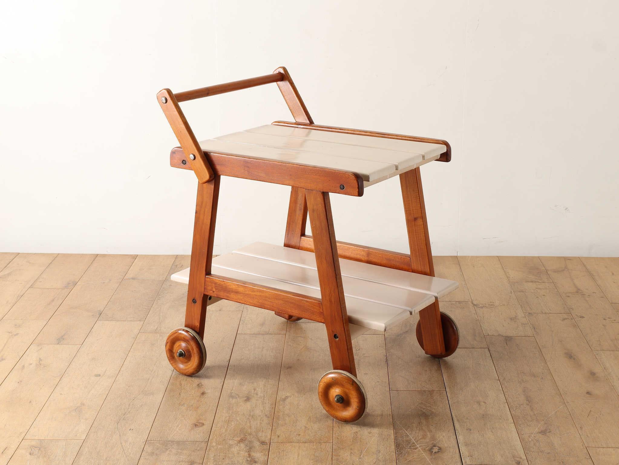 Mid-Century Modern Chariot à thé brésilien peint des années 1970 en vente