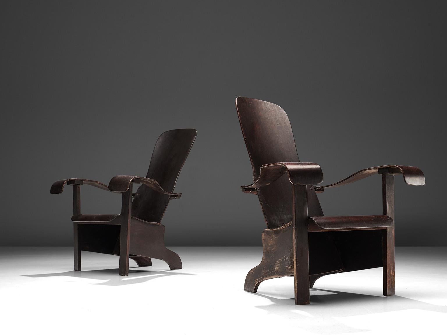 Móveis Cimo, paire de chaises longues, bois stratifié, Brésil, années 1940

Des chaises longues brésiliennes bien sculptées qui méritent une place de choix dans un intérieur. La construction est basée sur des angles arrondis et des lignes courbes,