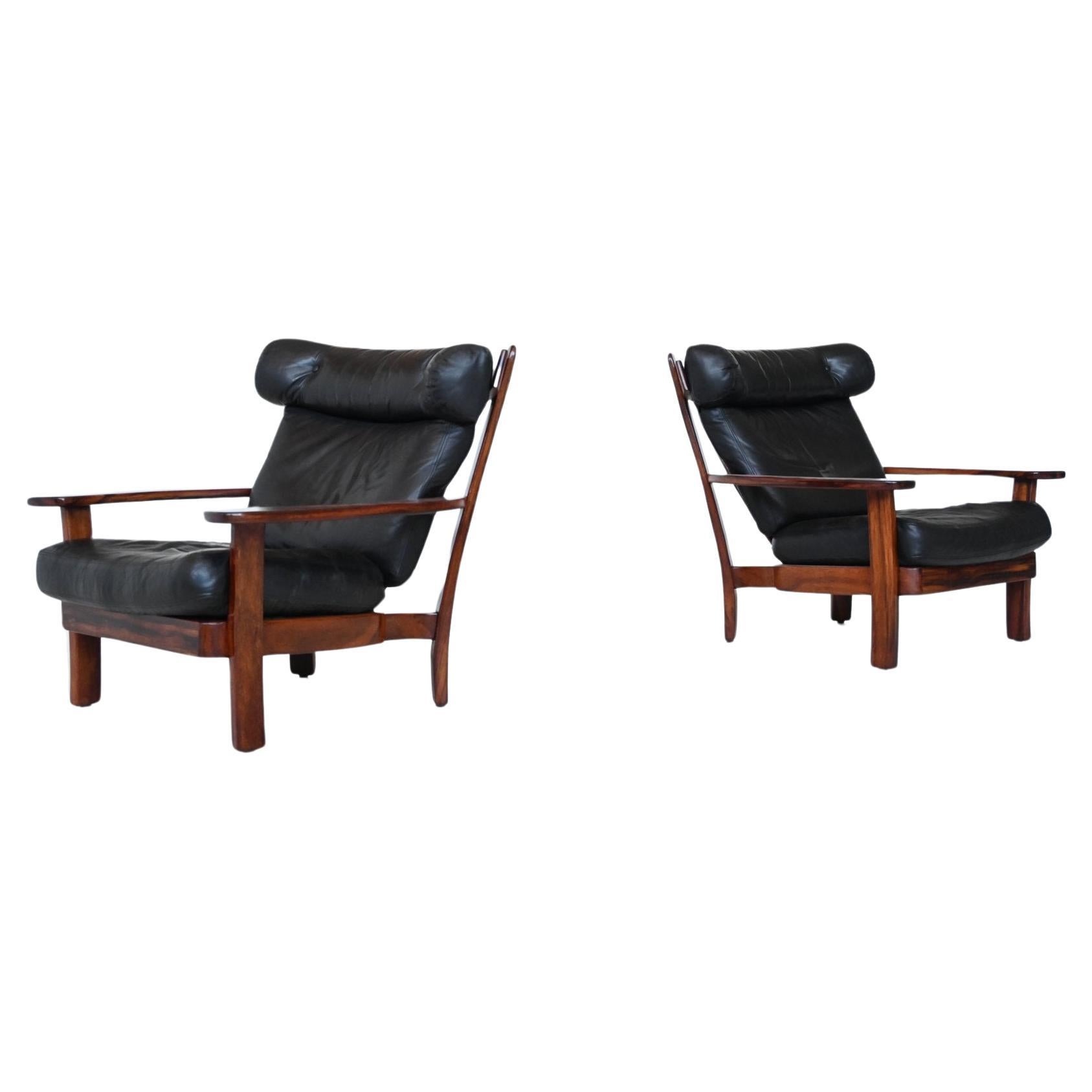 Beautiful shaped pair of Brazilian lounge chairs in the style of Sergio Rodrigues, Brazil 1960. These well-crafted chairs are great looking from all sides and they sit also very comfortable. The frame is made of heavy solid Jacaranda rosewood and