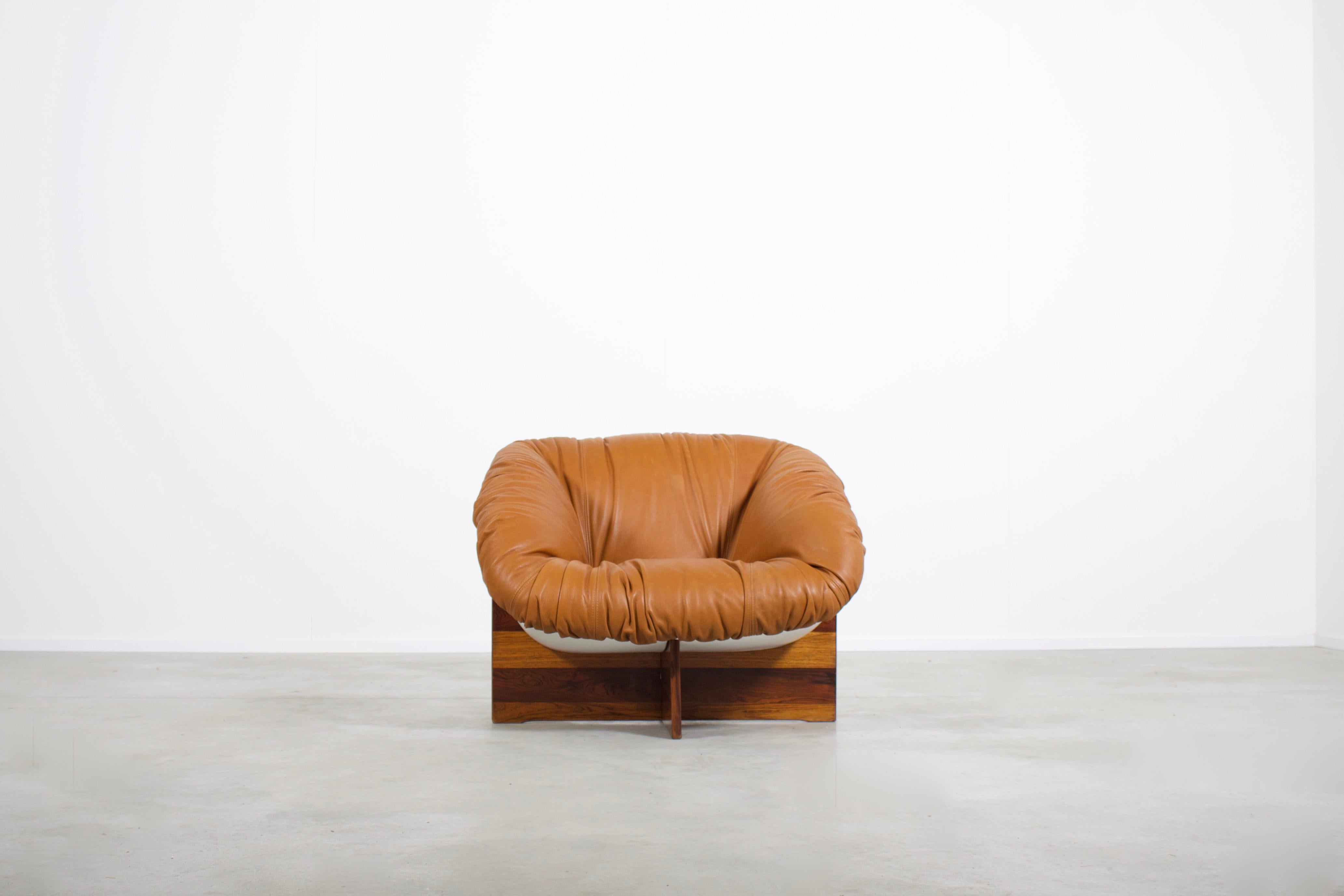 Rare MP-61 chair in very good condition.

Designed by Percival Lafer in the 1970s 

This chair has a fiberglass shell which is lacquered white, it is upholstered in a natural brown leather.

The shell is resting on a rosewood cross base.

The chair