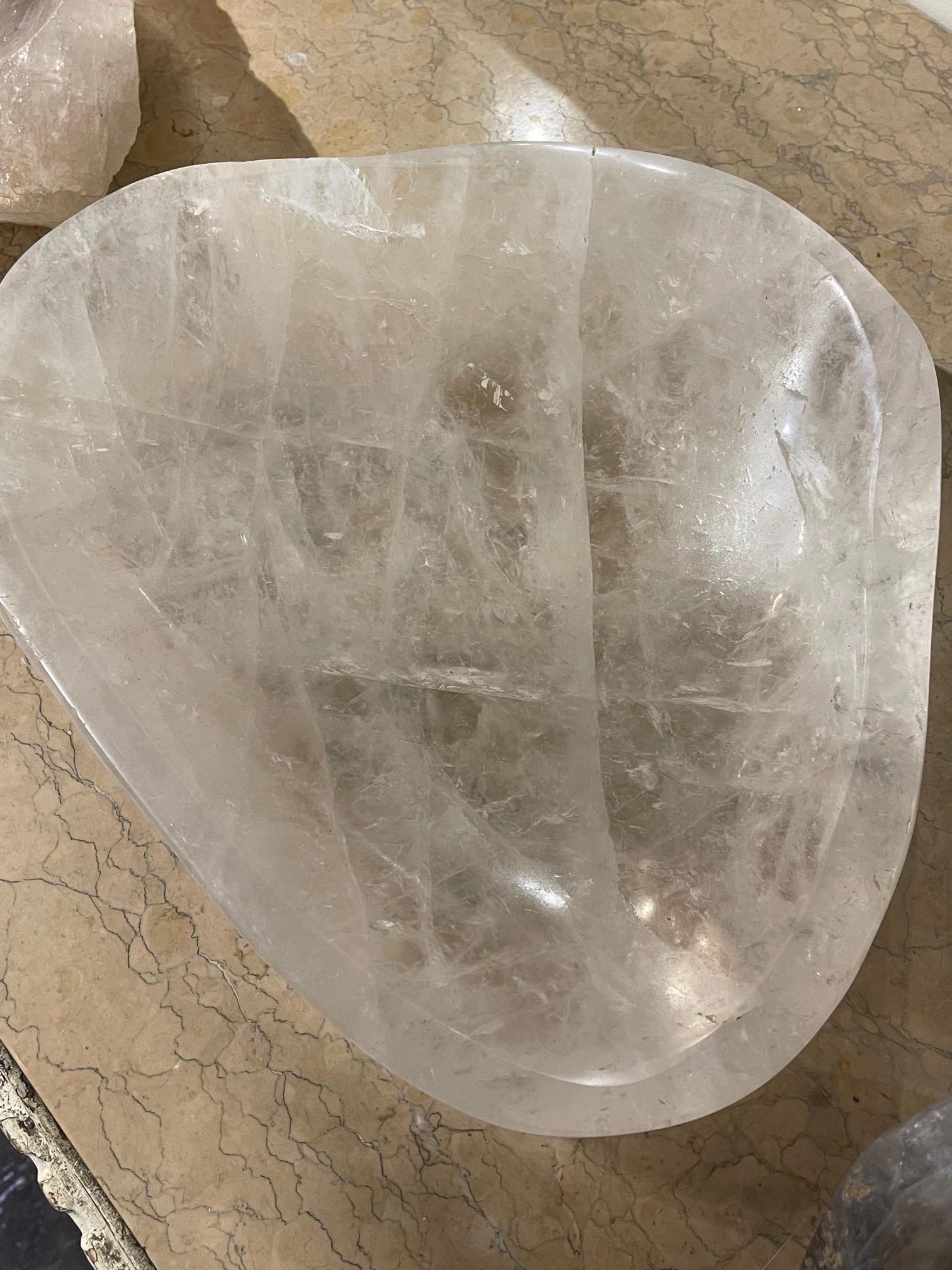 Bol en cristal de roche brésilien en quartz poli Bon état à Dallas, TX