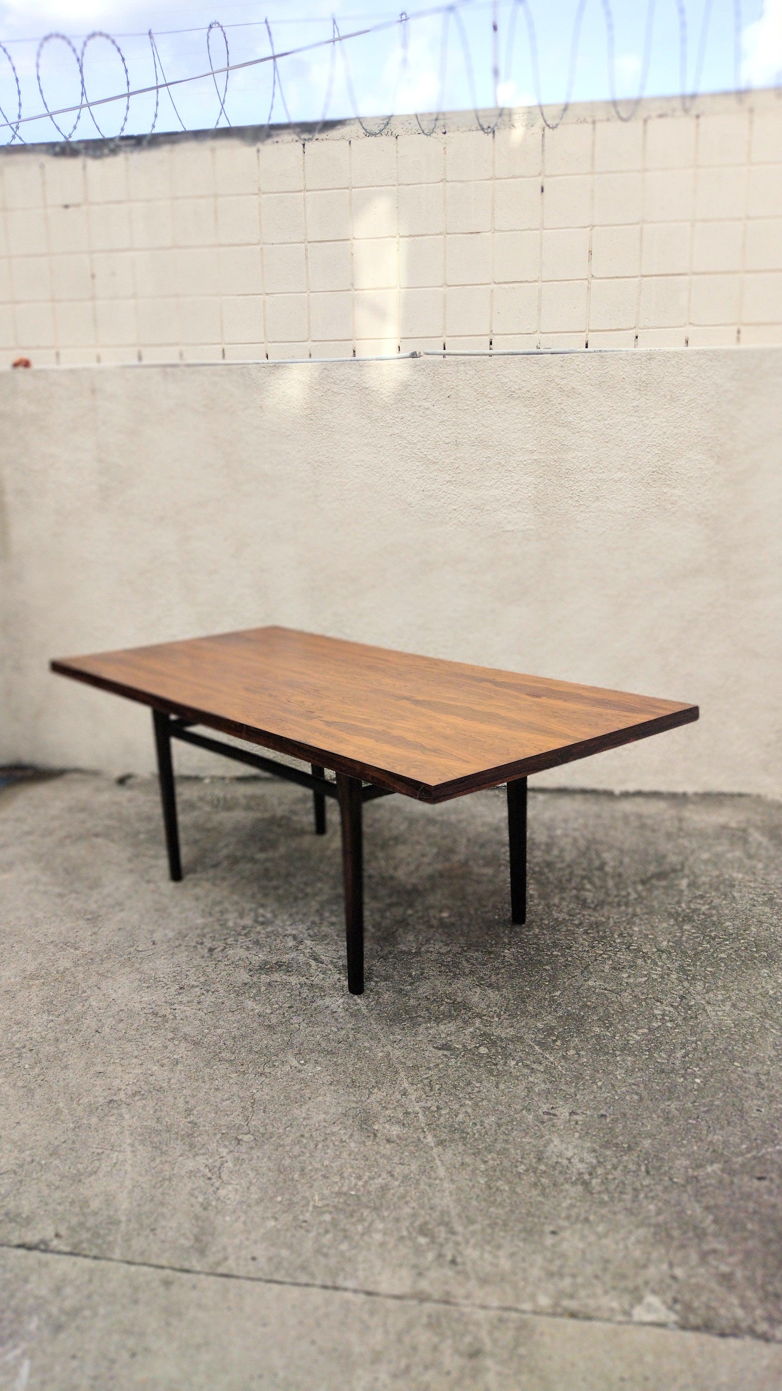 Mid-century Brazilian rectangular table with rosewood veneer, 60s. Firm and resistant, In Good condition

Approximate Measures:
Height: 79cm / Width: 217cm / Depth: 102cm

Usable Height (chair fit): 74cm
Usable Width (between the legs):