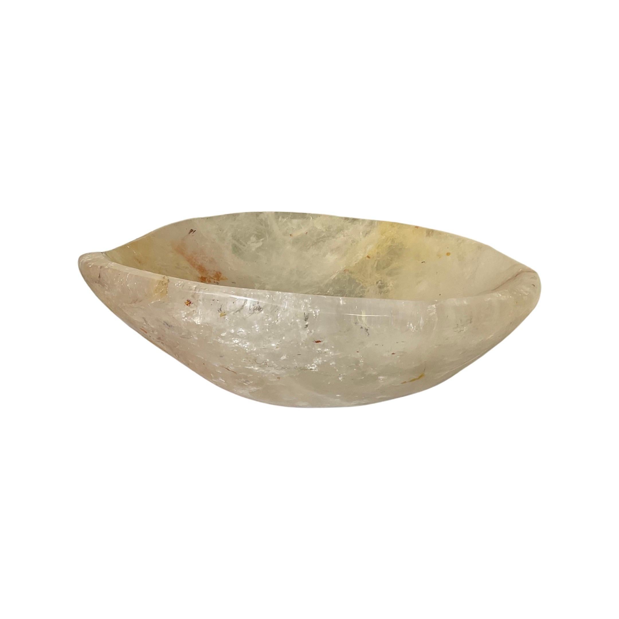 Cette vasque en cristal de roche brésilien poli, fabriquée en 2010, ajoute de la sophistication à toute salle de bains. Il constitue un point de mire élégant et offre à la fois une valeur esthétique et une longévité accrue. Ce superbe lavabo vous