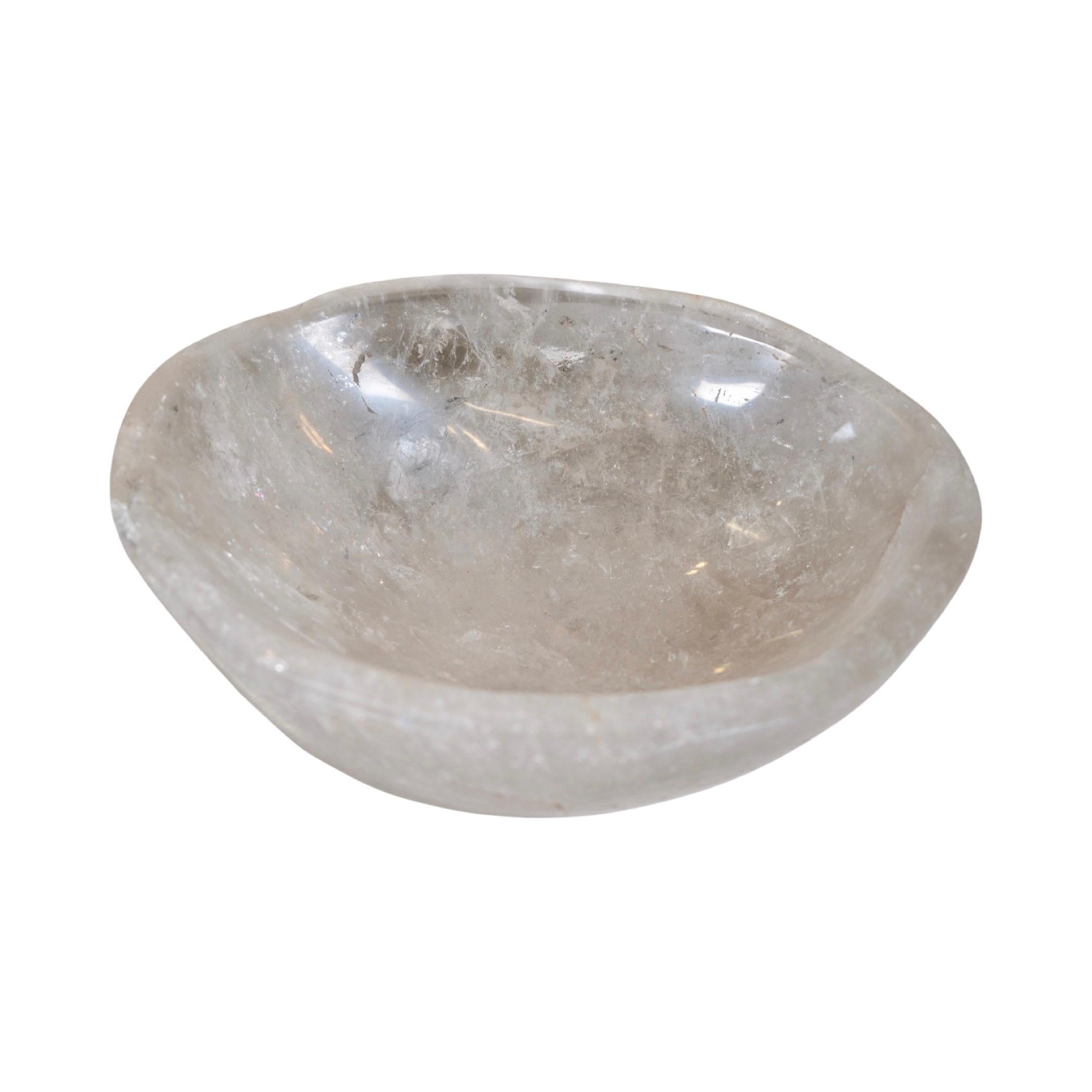 Cette vasque en cristal de roche brésilien poli, fabriquée en 2010, ajoute de la sophistication à toute salle de bains. Il constitue un point de mire élégant et offre à la fois une valeur esthétique et une longévité accrue. Ce superbe lavabo vous