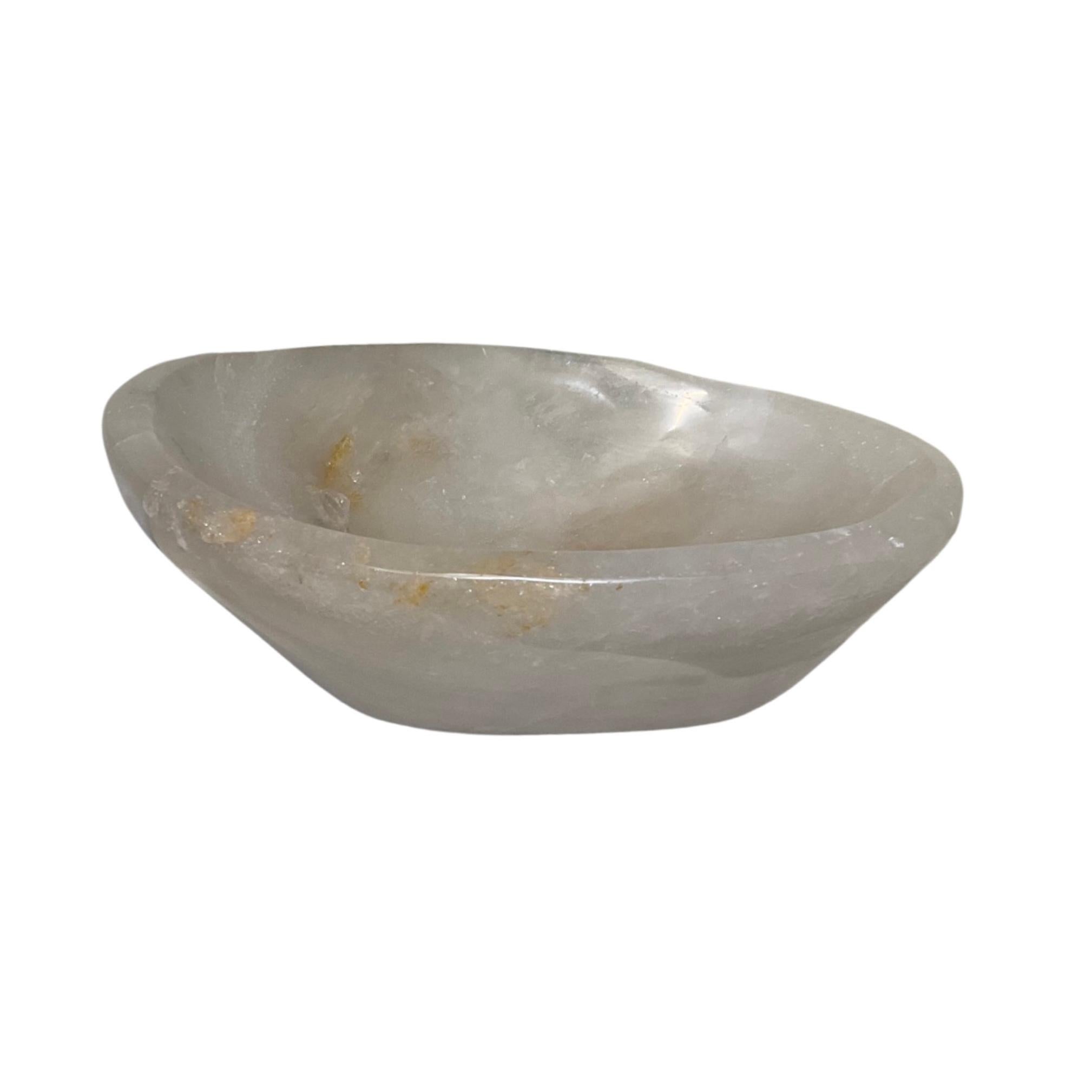 Cette vasque en cristal de roche brésilien, fabriquée en 2010, ajoute une note élégante et sophistiquée à toute salle de bains. Sa surface polie constitue un point focal qui attire l'attention et sa durabilité lui permet de rester belle pendant des