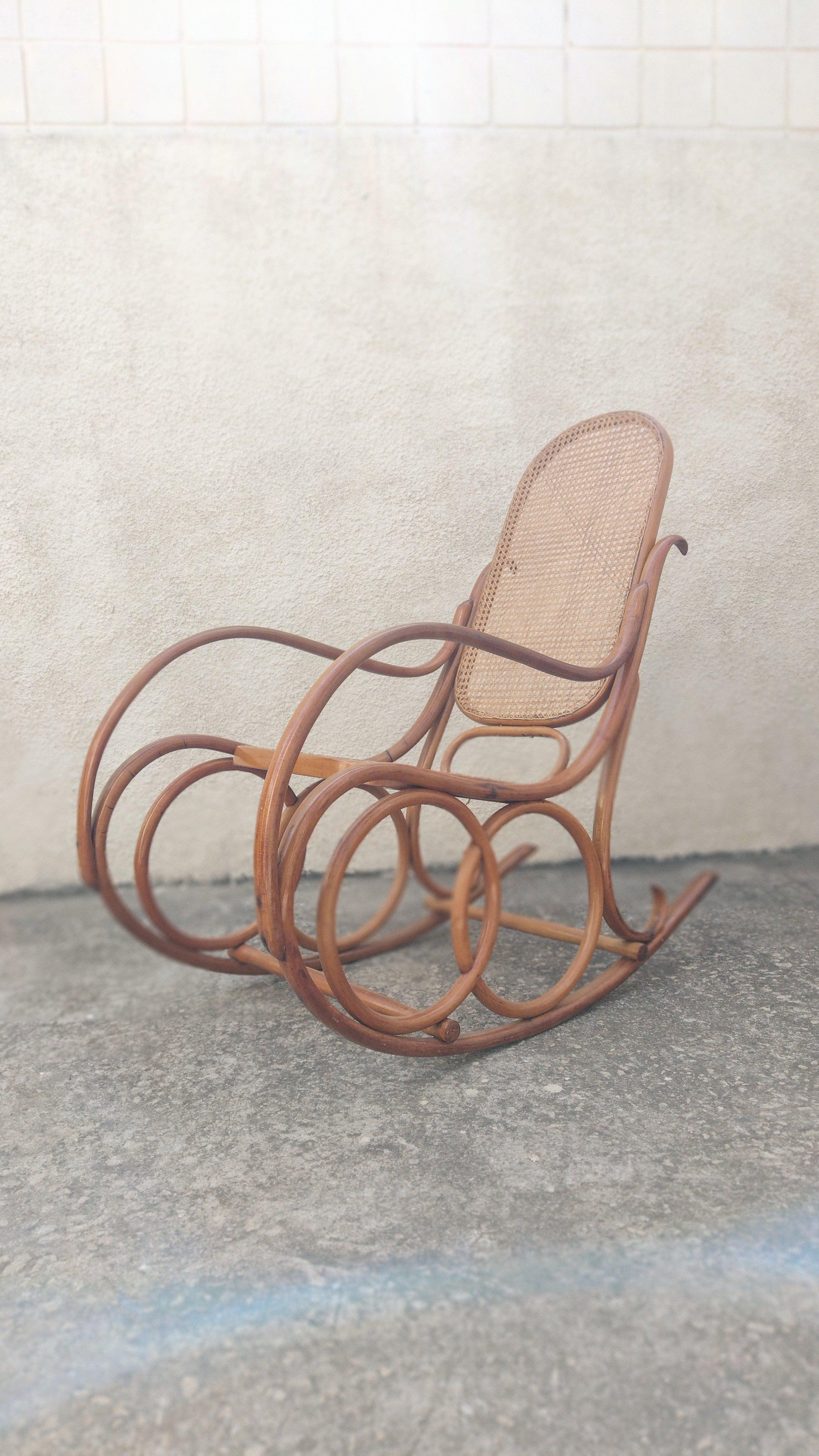 Brazilian Rocking chair from the 60s in bent wood and Indian straw. Firm and resistant. In good conditions

Approximate Measurements:
Height:110cm / Total Width: 58cm / Total Depth: 120cm

Seat height: 47cm


* pay attention to the photos to