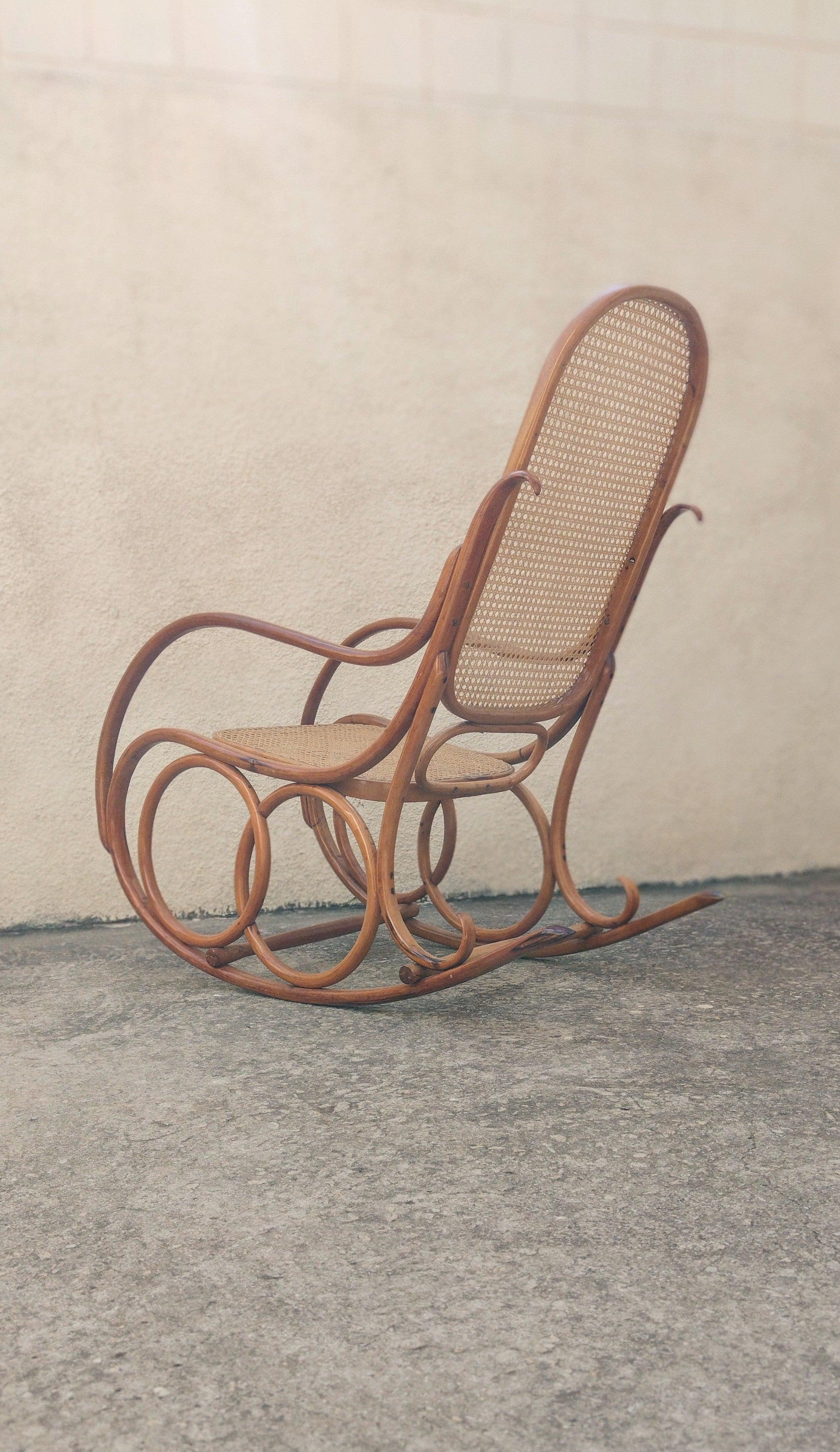 Mid-Century Modern Brazilian Rocking Chair in Curved Wood and Indian Straw, 1960s For Sale