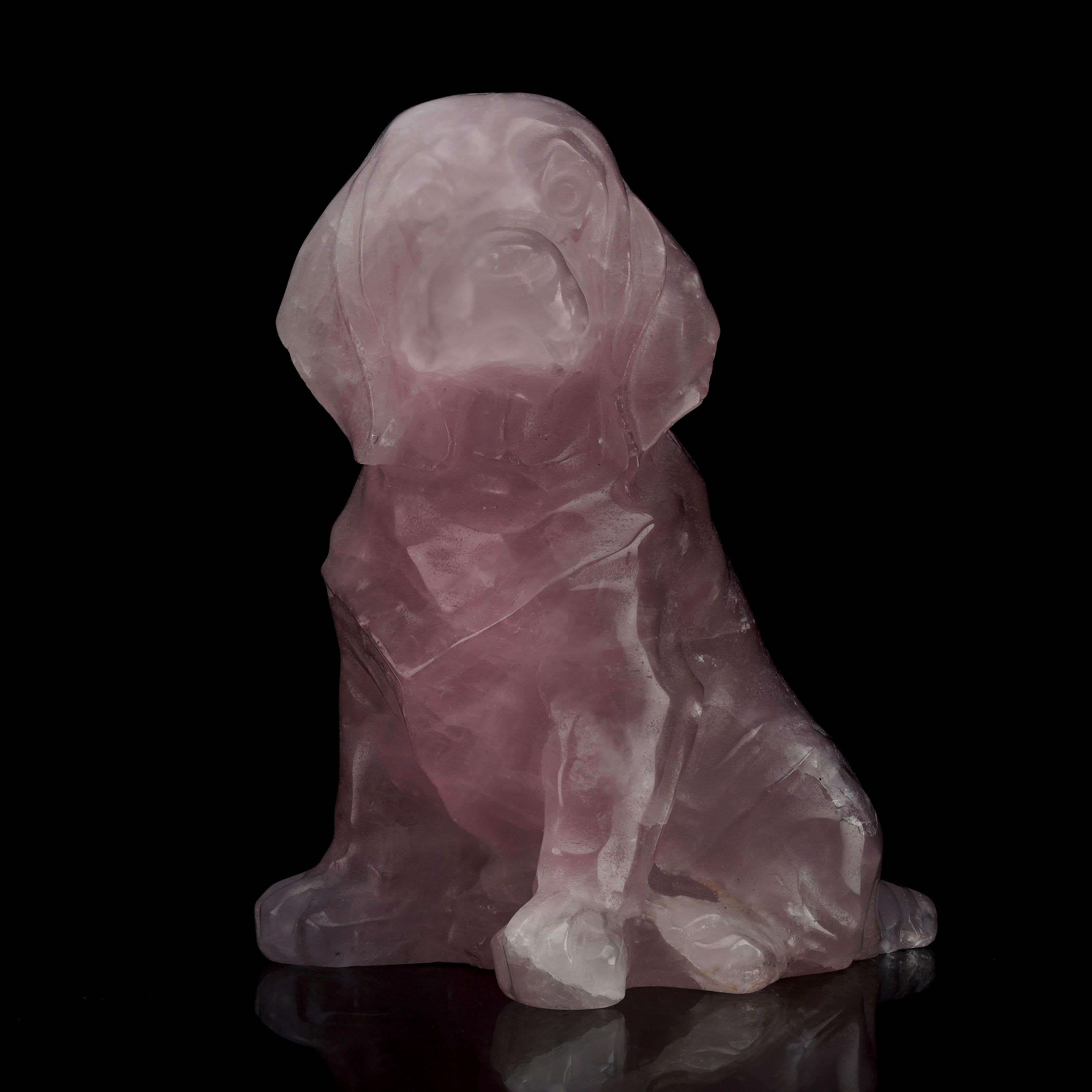 Questa splendida figura di cane scolpita a mano in quarzo rosa brasiliano emana eleganza e charme. I toni rosa tenui del quarzo rosa simboleggiano l'amore e la compassione, rendendo questo pezzo non solo un oggetto decorativo ma anche un regalo