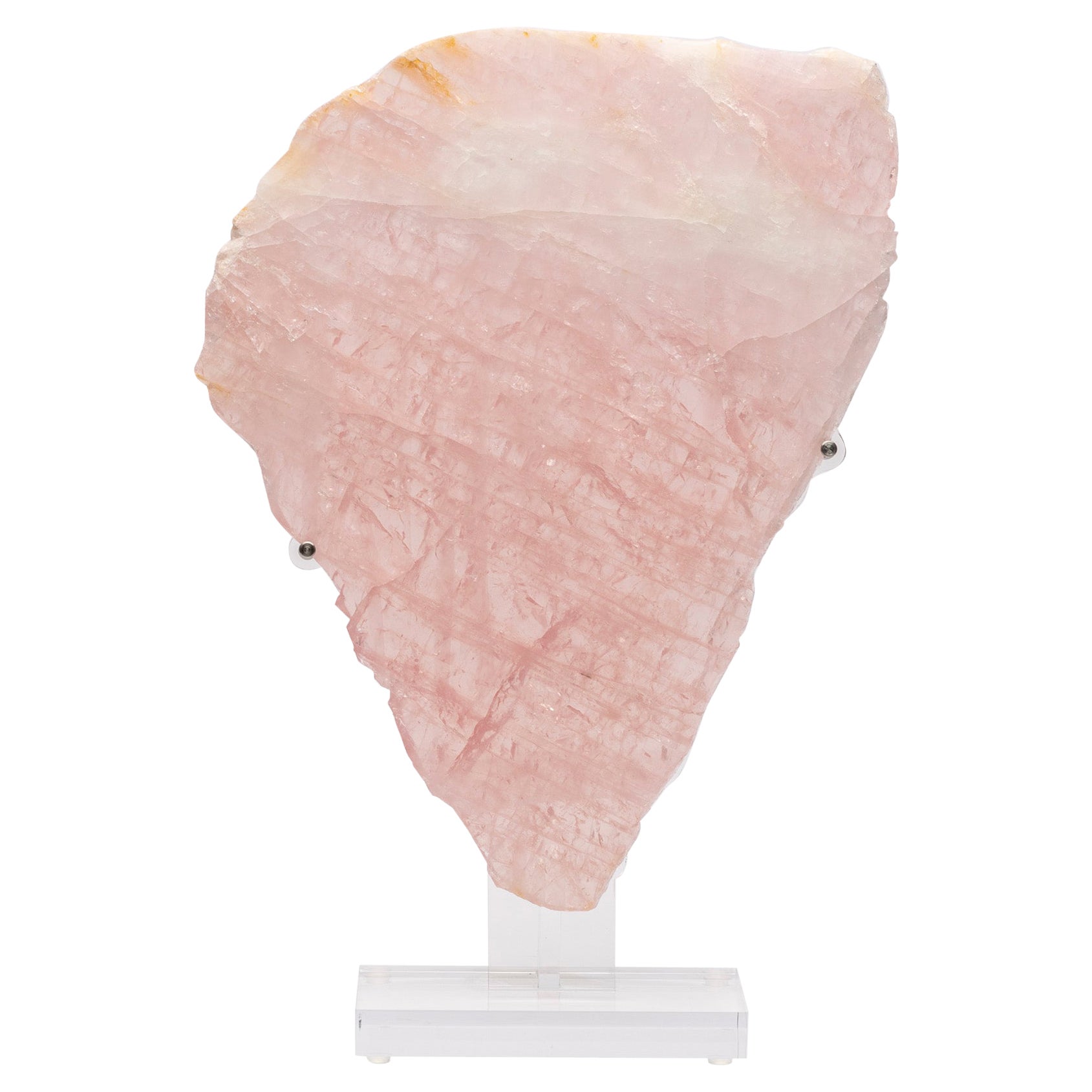 Polierte brasilianische Rosenquarzplatte auf einem kundenspezifischen Stand aus Acryl
