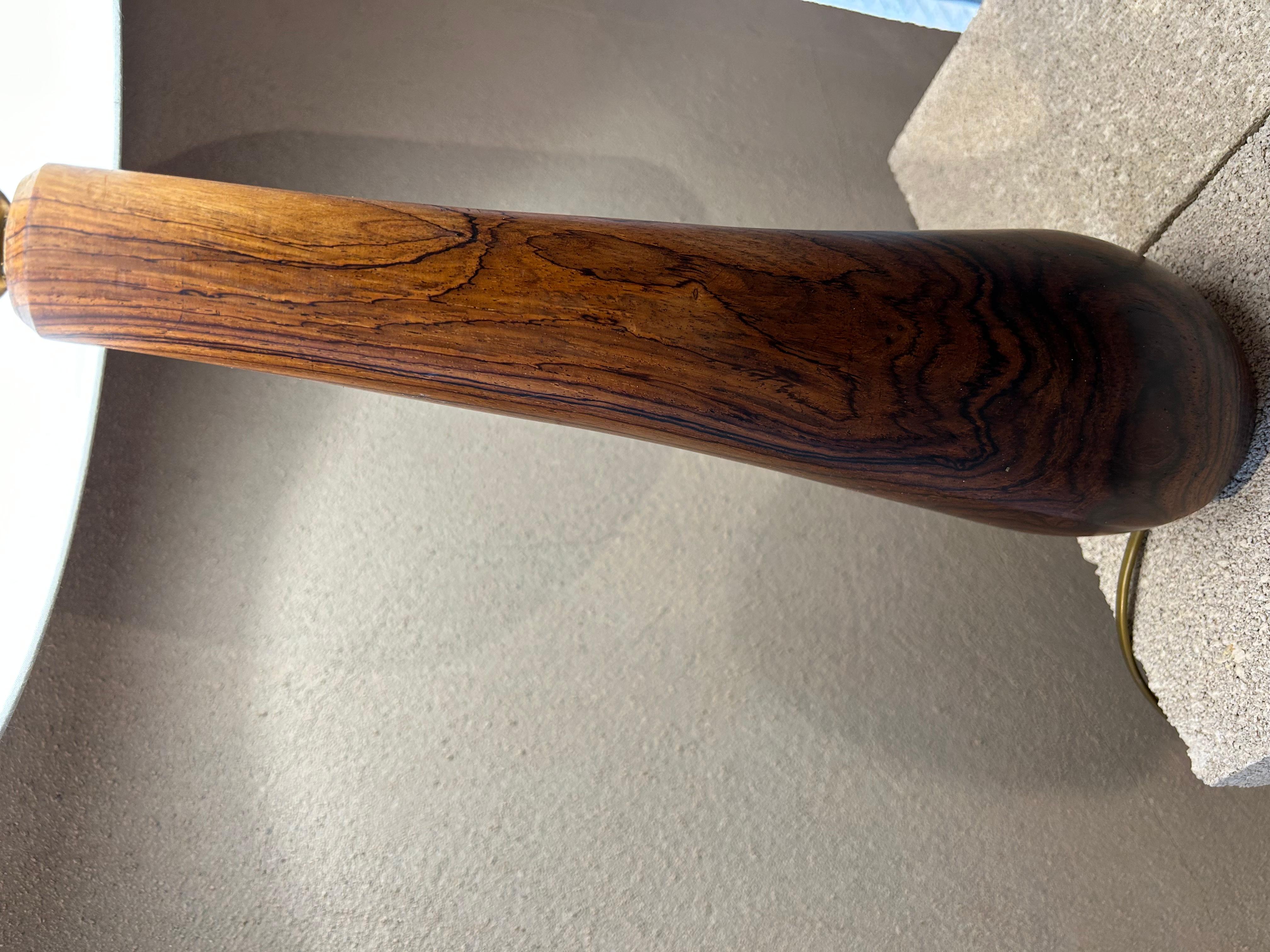Nice handcarved brazilian lamp on rosewood of the 1960’s.
Super sculptural