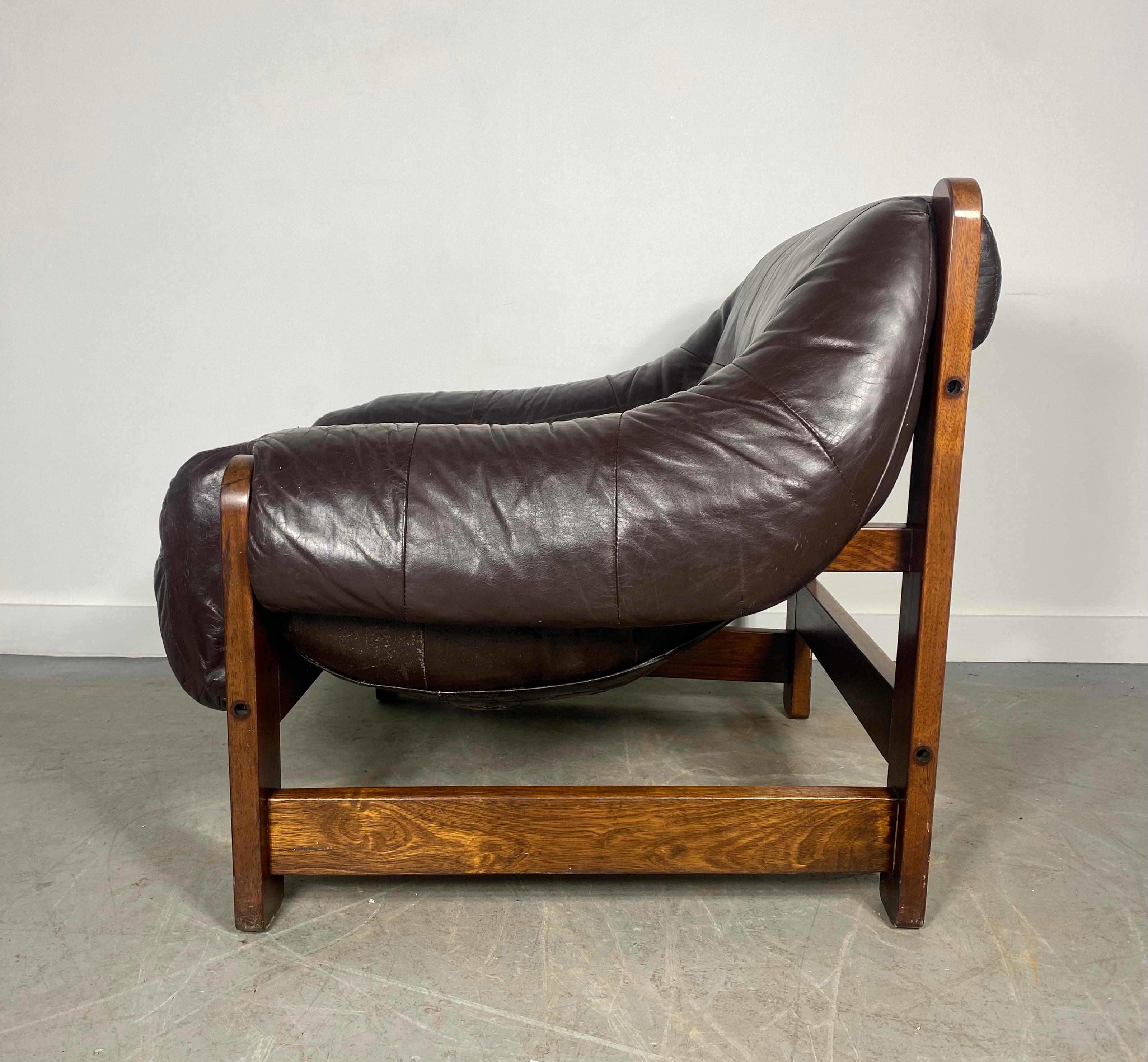 Fin du 20e siècle Fauteuil de salon brésilien en bois de rose et cuir conçu par Moveis Corazza