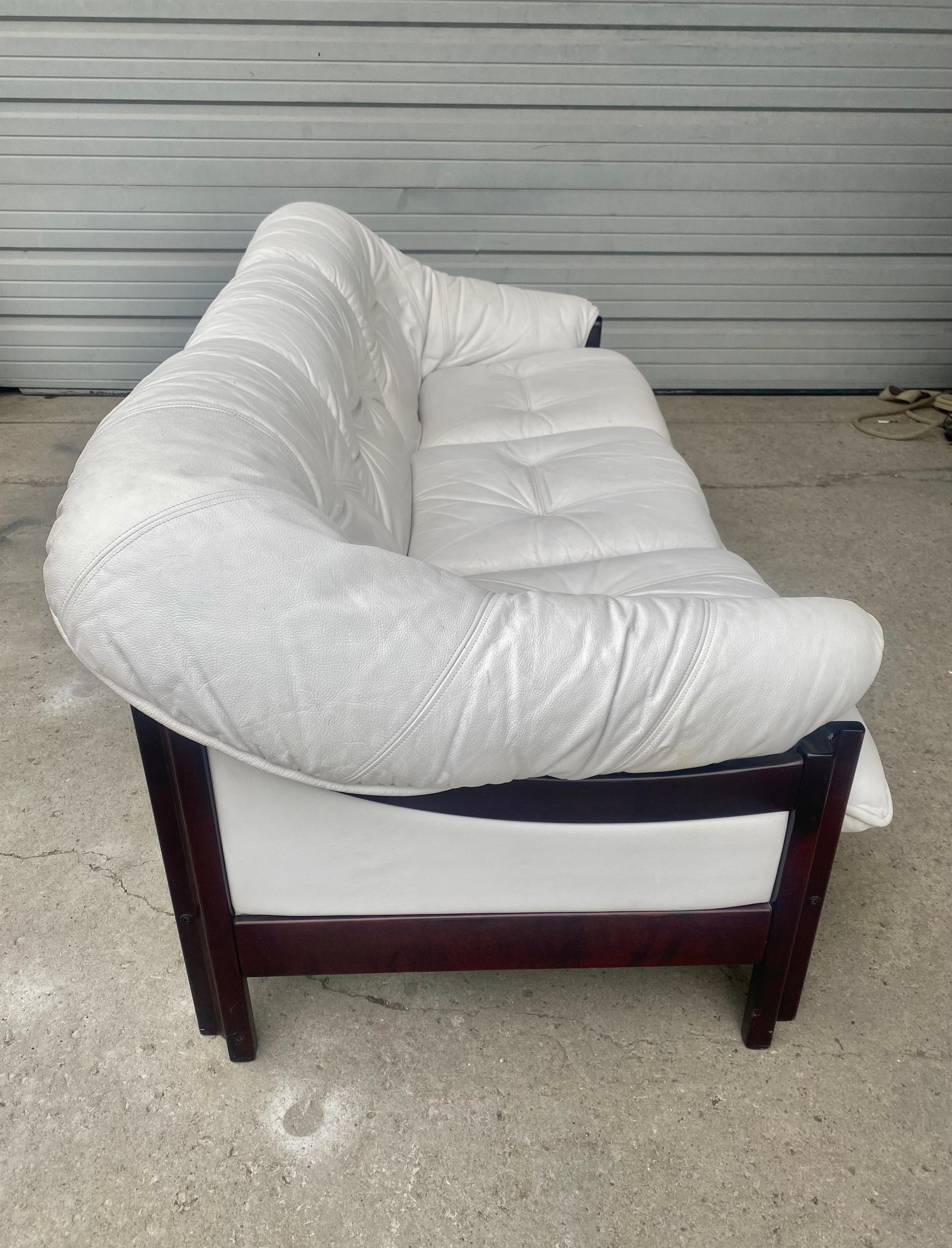 BraziLIAN  Palisanderholz und  Weißes Sofa aus weißem Leder von Jean Gillon für Probel S.A. im Zustand „Gut“ im Angebot in Buffalo, NY