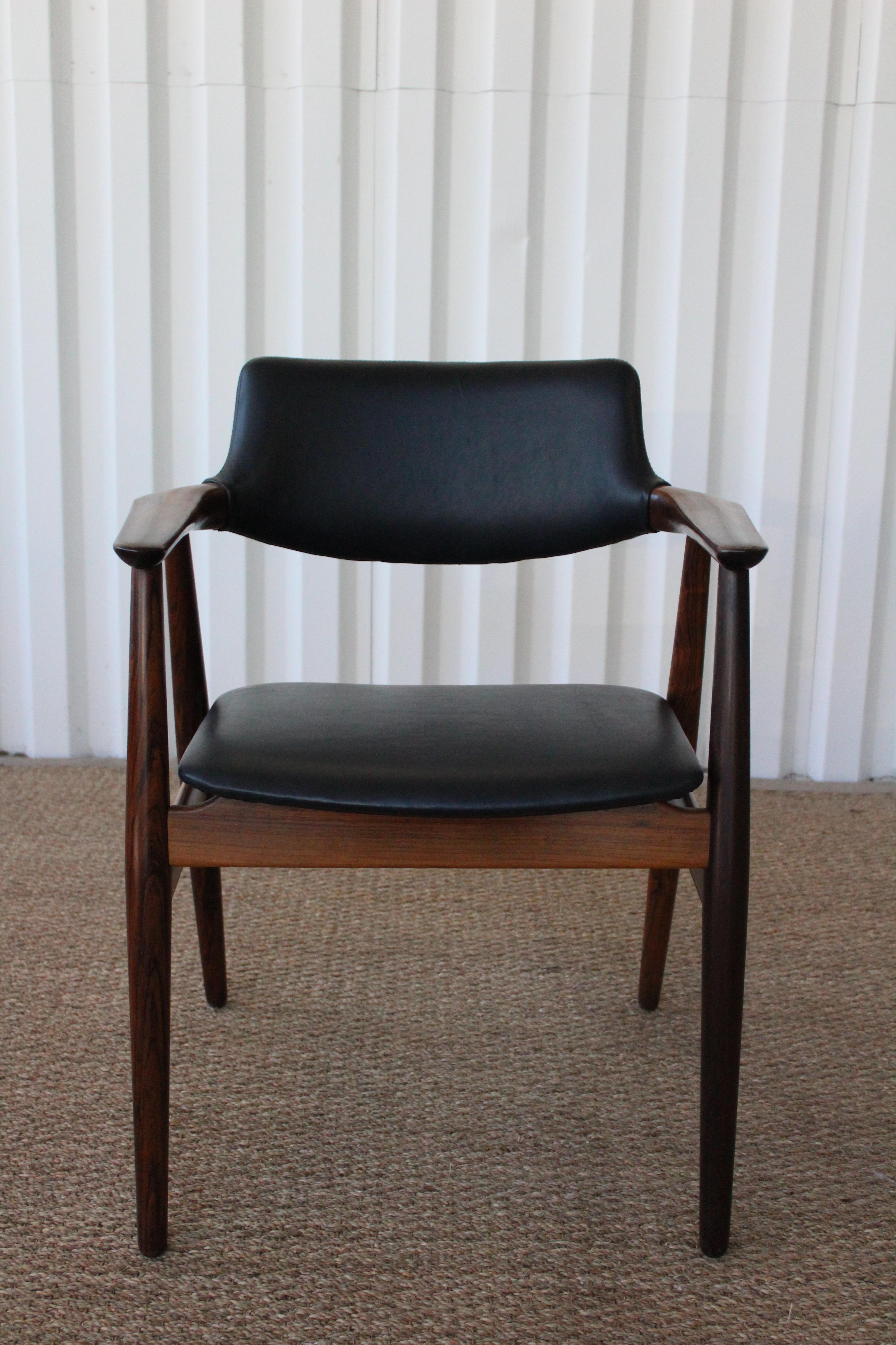 Danish modern armchair designed by Svend Åge Eriksen for Glostrup, 1960. Newly refinished and new leather upholstery.