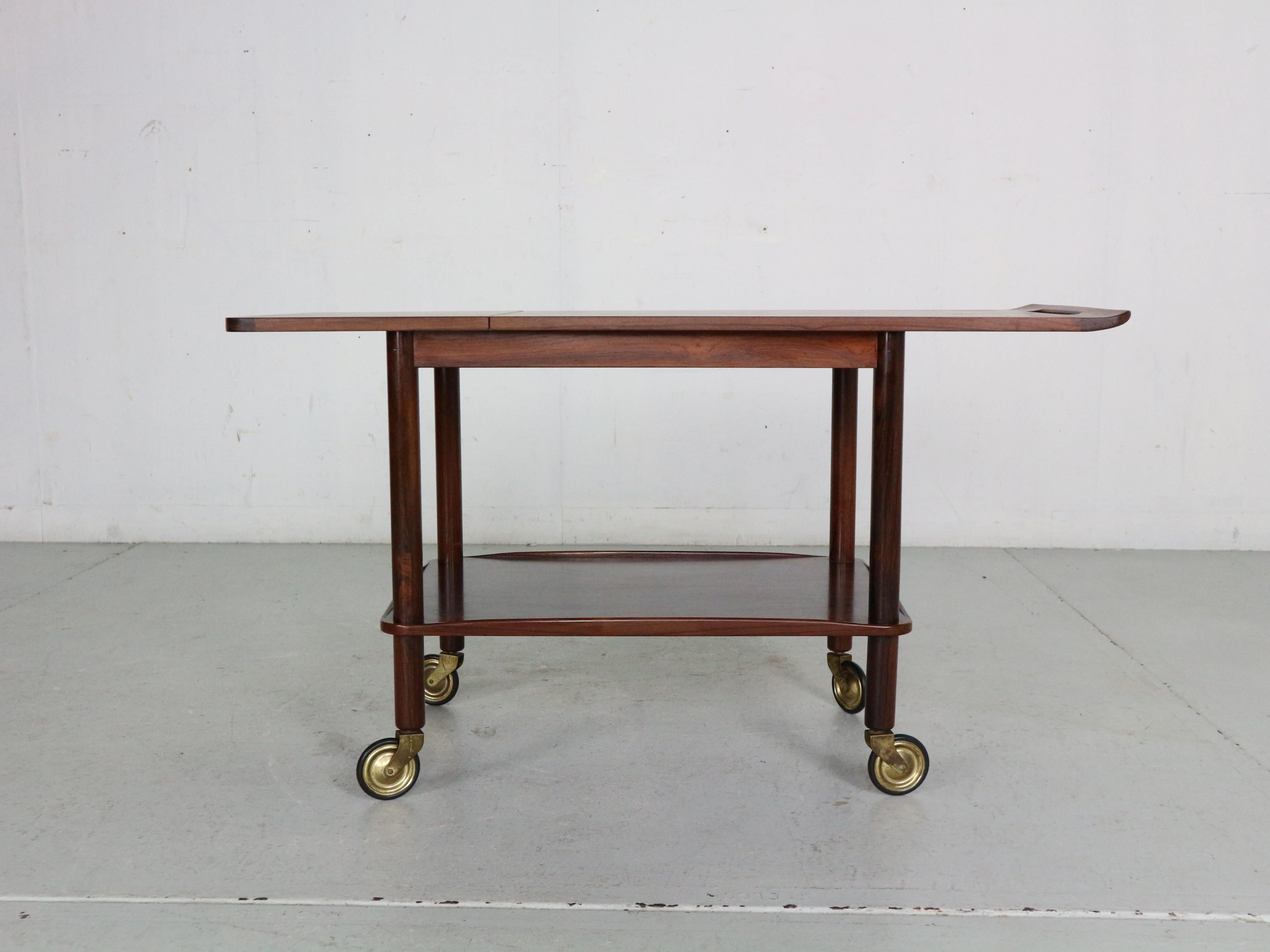 Mid-Century modern period bar cart/ trolley made by CFC Silkeborg in 1960's period, Denmark.

Beautiful item made of brazilian rosewood.
The top is a flip- flop on one side.
Beautiful 