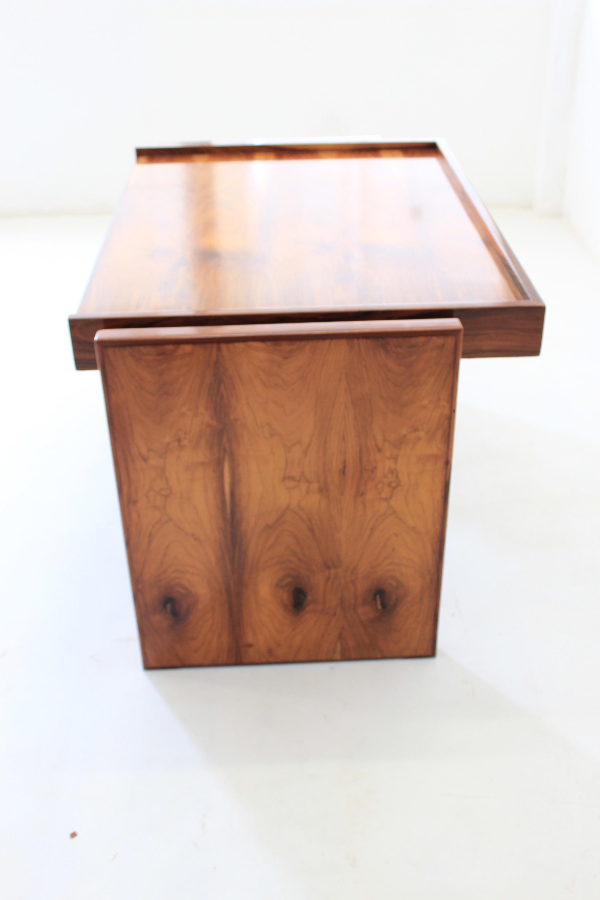 Brazilian Rosewood Desk in style of Joaquim Tenreiro In Excellent Condition For Sale In Sao Paulo, SP