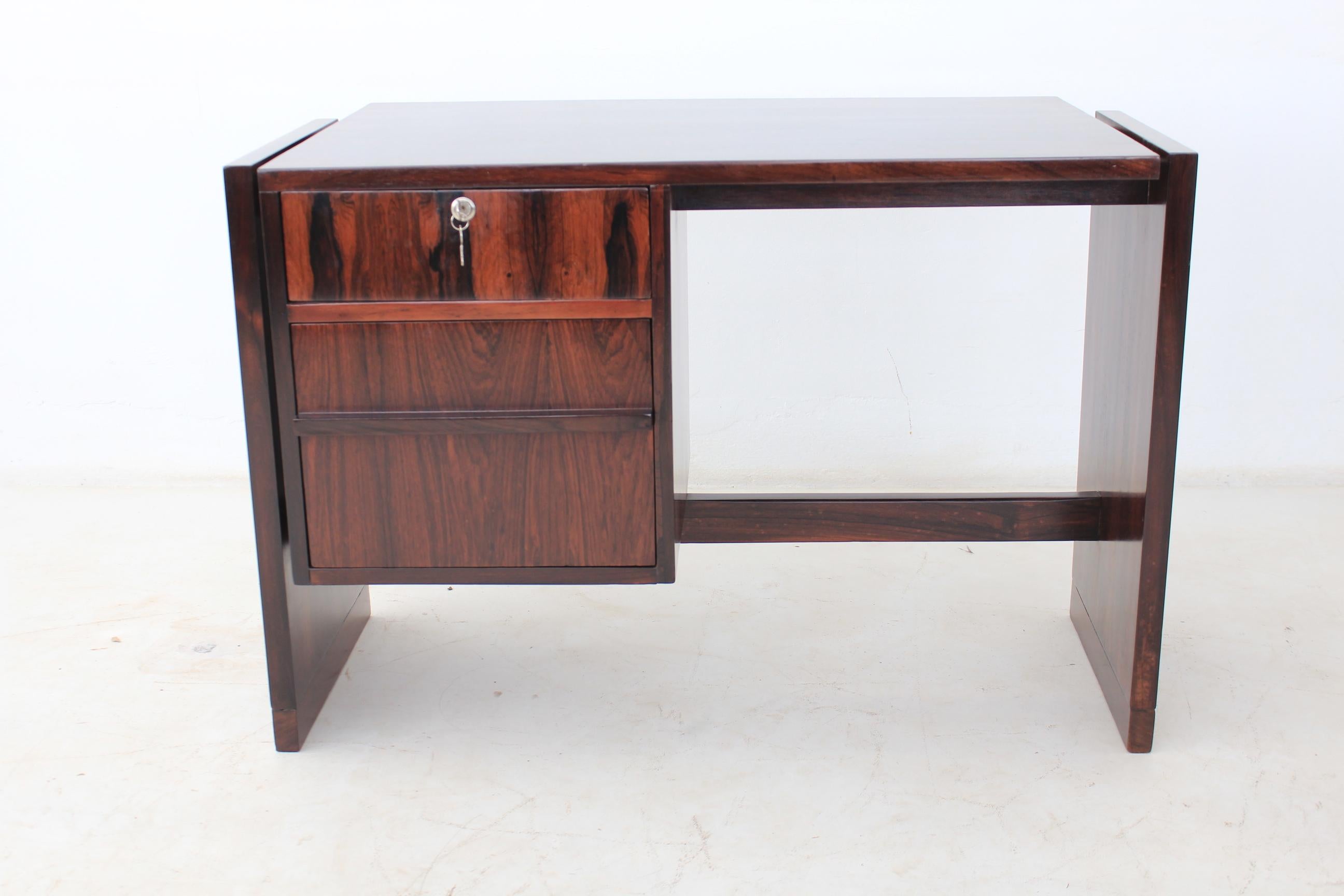 Sophisticated desk with a clean and Minimalist draw. This table belonged to a 