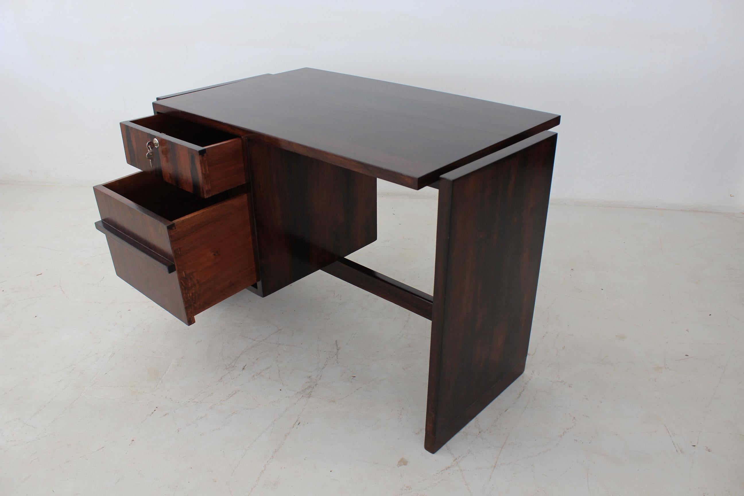 Brazilian Rosewood Desk in the Style of Joaquim Tenreiro In Excellent Condition For Sale In Sao Paulo, SP
