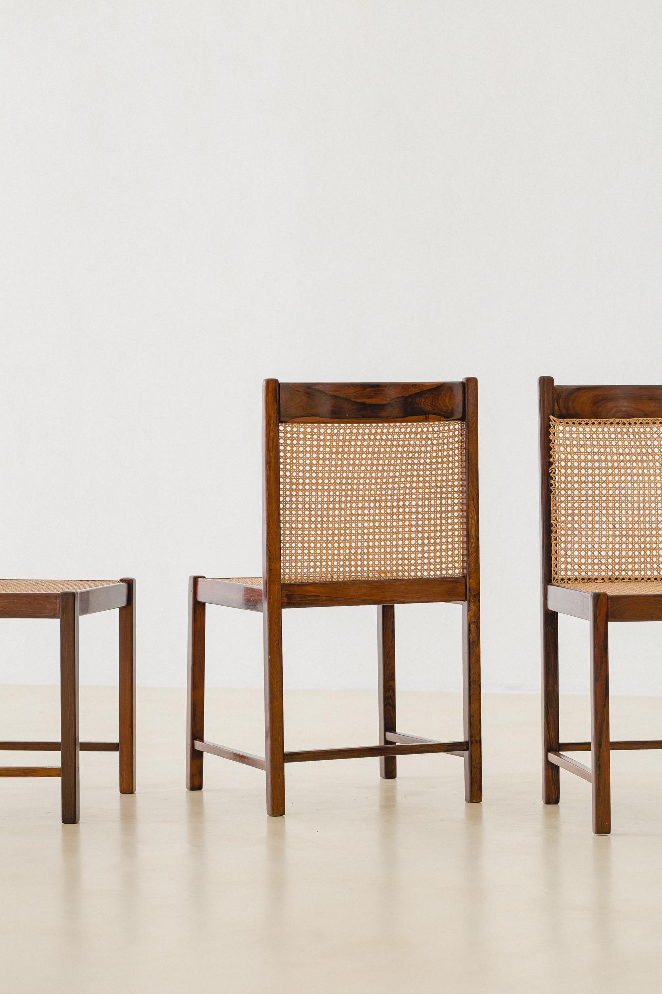 Cet ensemble de six chaises en bois de rose a été fabriqué par Fatima Arquitetura Interiores (FAI) dans les années 1960.

Ces pièces ont attiré notre attention pour de nombreuses raisons de design. Tout d'abord, la combinaison entre le siège et le