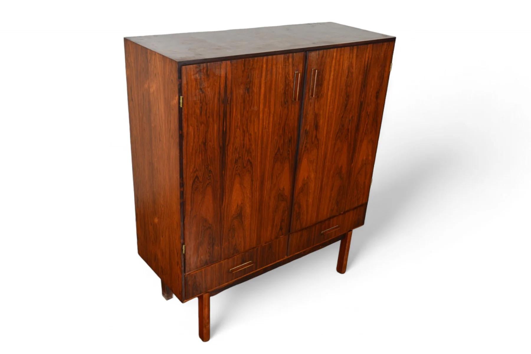 Origine: Danimarca
Designer: Axel Christensen
Produttore: Aco Møbler
Epoca: anni '60
Materiali: Palissandro, Alluminio
Misure: 47,5