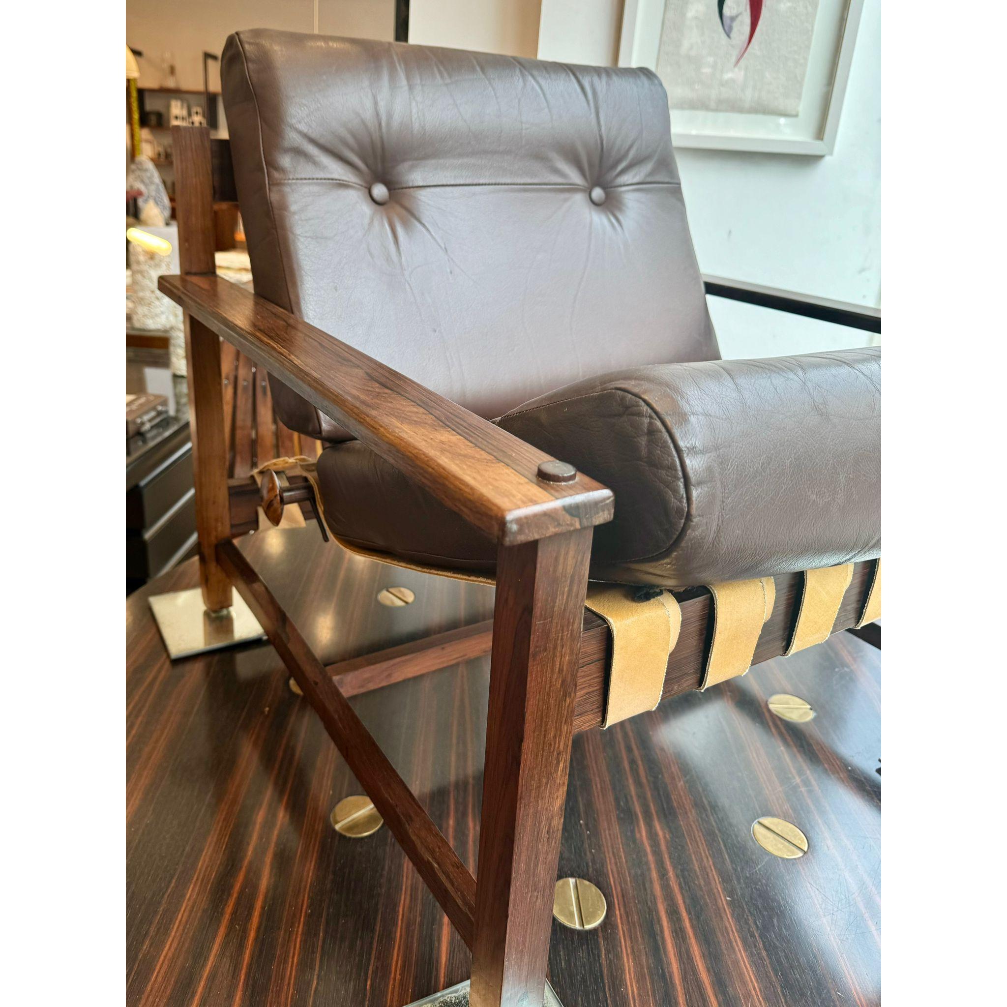 - Two Available - 


A vintage Brazilian rosewood lounge seat with brown leather cushions. This relaxed lounge chair is meticulously crafted from exquisite Brazillian rosewood and has a timeless design. Featuring plush brown leather cushions that