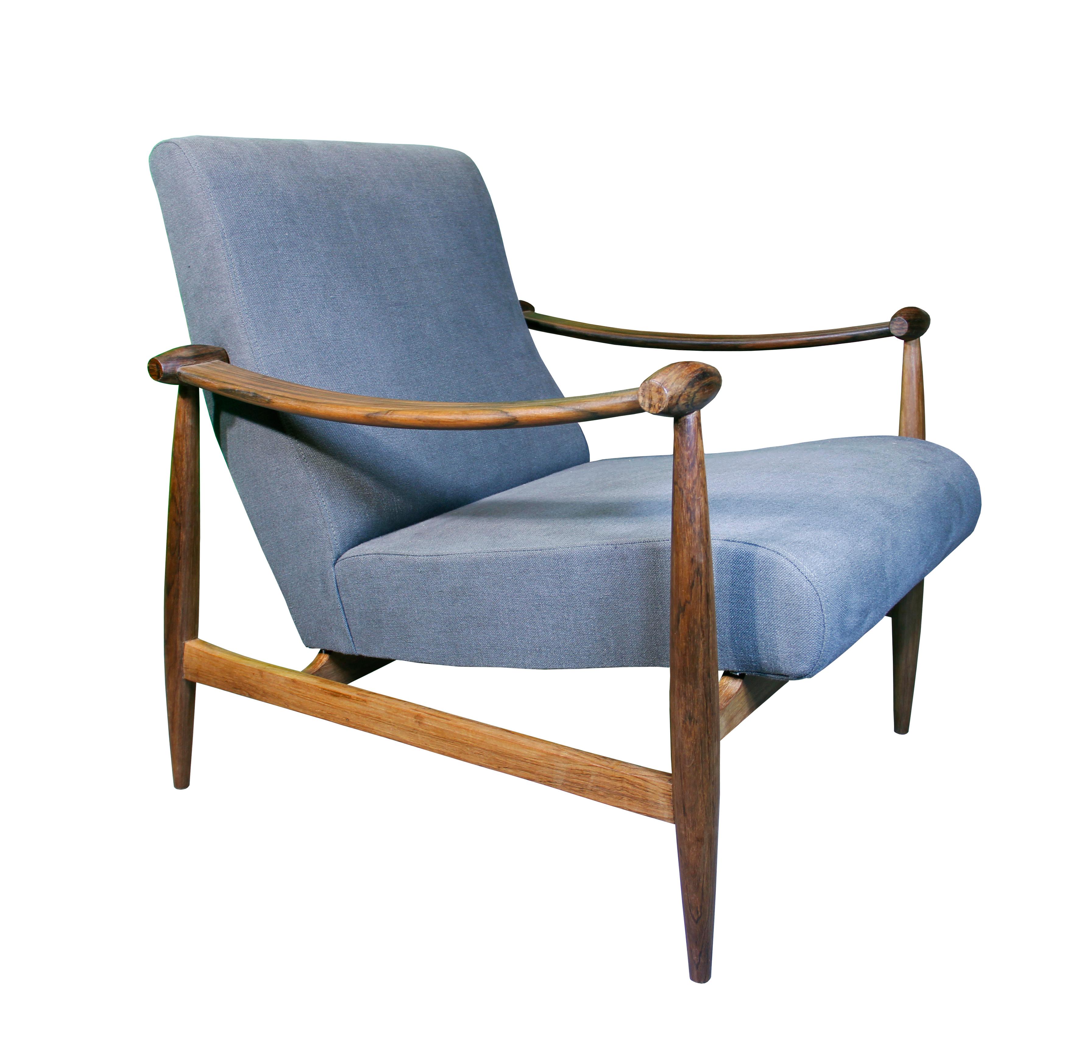 Paire de magnifiques fauteuils en bois massif conçus et fabriqués par Liceu de Artes e Oficios, São Paulo, années 1960.
Le design est inspiré d'une chaise de Finn Juhls.

Structure en bois massif avec nouveau revêtement en lin gris clair.
Le cadre