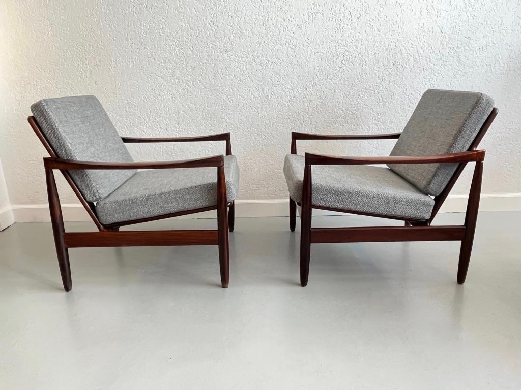 Elegant Brazilian rosewood pair of easy chairs by Skive Møbelfabrik, attributed to Kai Kristiansen, Denmark ca. 1950s.
Rosewood structure in very good condition, cushions reupholstered in light grey wool, new foam.
Engraved Made in Denmark