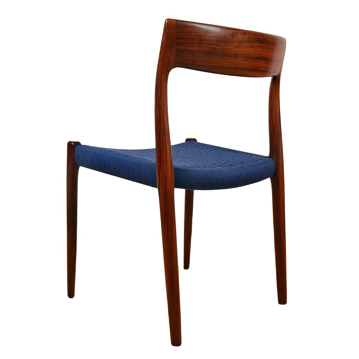 - Les modèles 57 (bras) et 77 (côté) de Niels Møller ont rarement été vus en palissandre, et encore moins un grand ensemble de 8 avec les 2 fauteuils bras/capitaine.
- Les dossiers minimalistes se caractérisent par un rectangle étroit aux angles