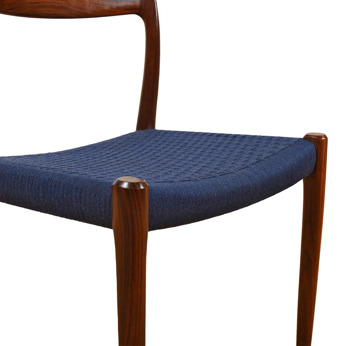 Textile Ensemble de 8 chaises de salle à manger en palissandre brésilien Model No 57 + 77 Moller Sièges d'origine en vente