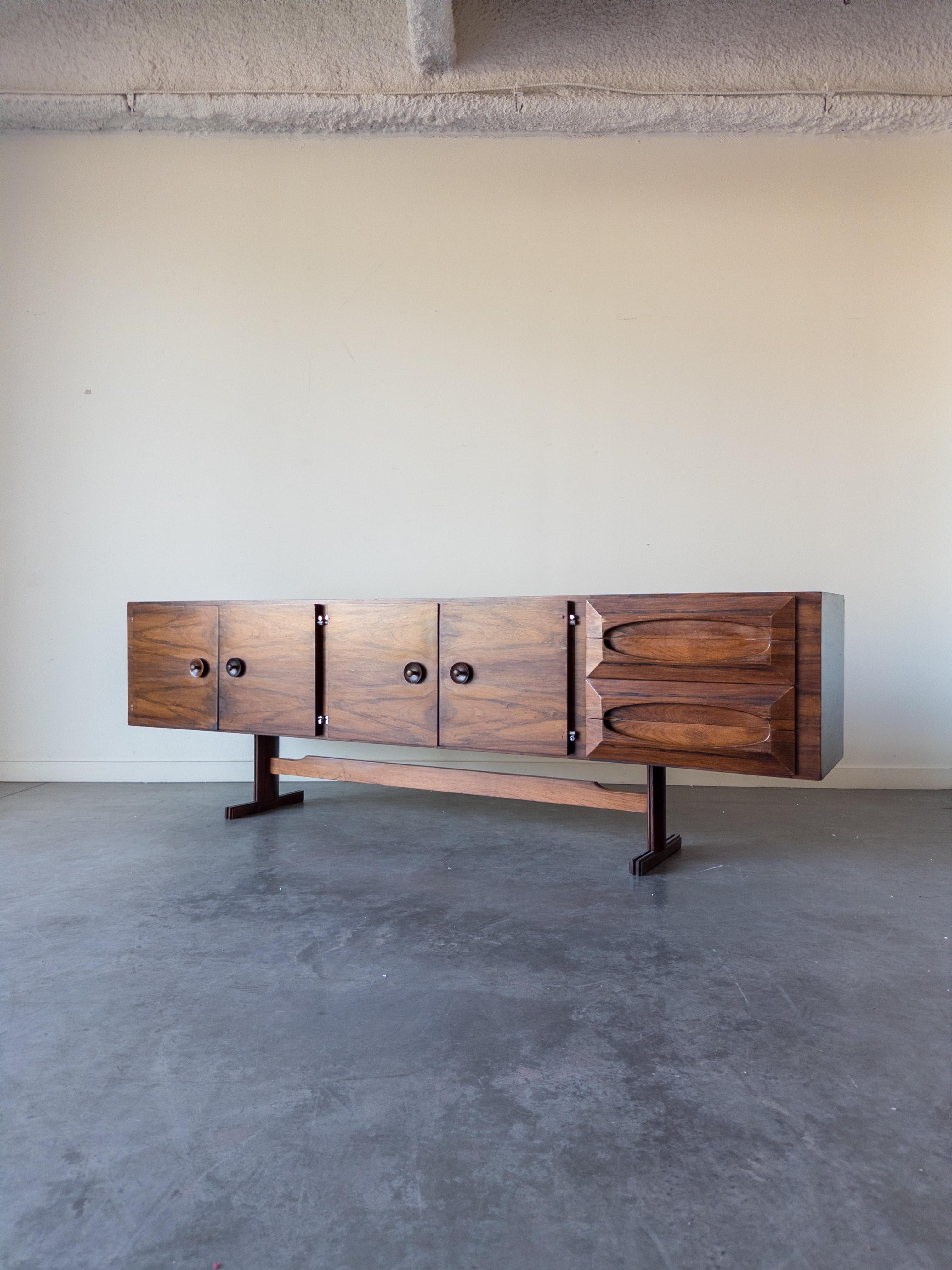 Credenza brasiliana Novo Rumo in palissandro, anni '60

Bellissima credenza in legno di palissandro con quattro ante e quattro cassetti. Ci sono 6 scomparti dietro le ante. Il dettaglio dei pomelli dei cassetti è il punto forte del mobile.