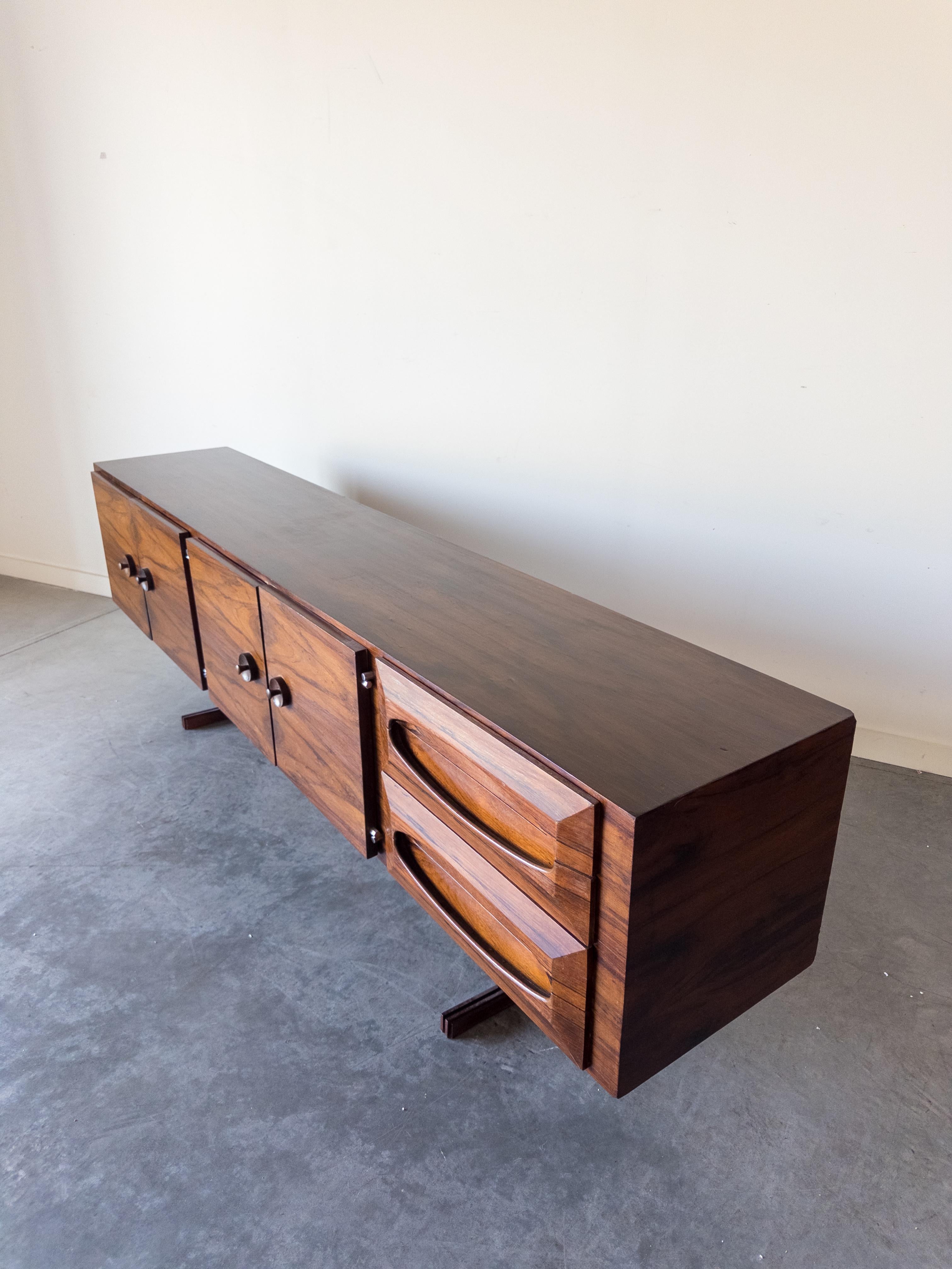 Mid-Century moderno Credenza in palissandro brasiliano di Novo Rumo, 1965 in vendita