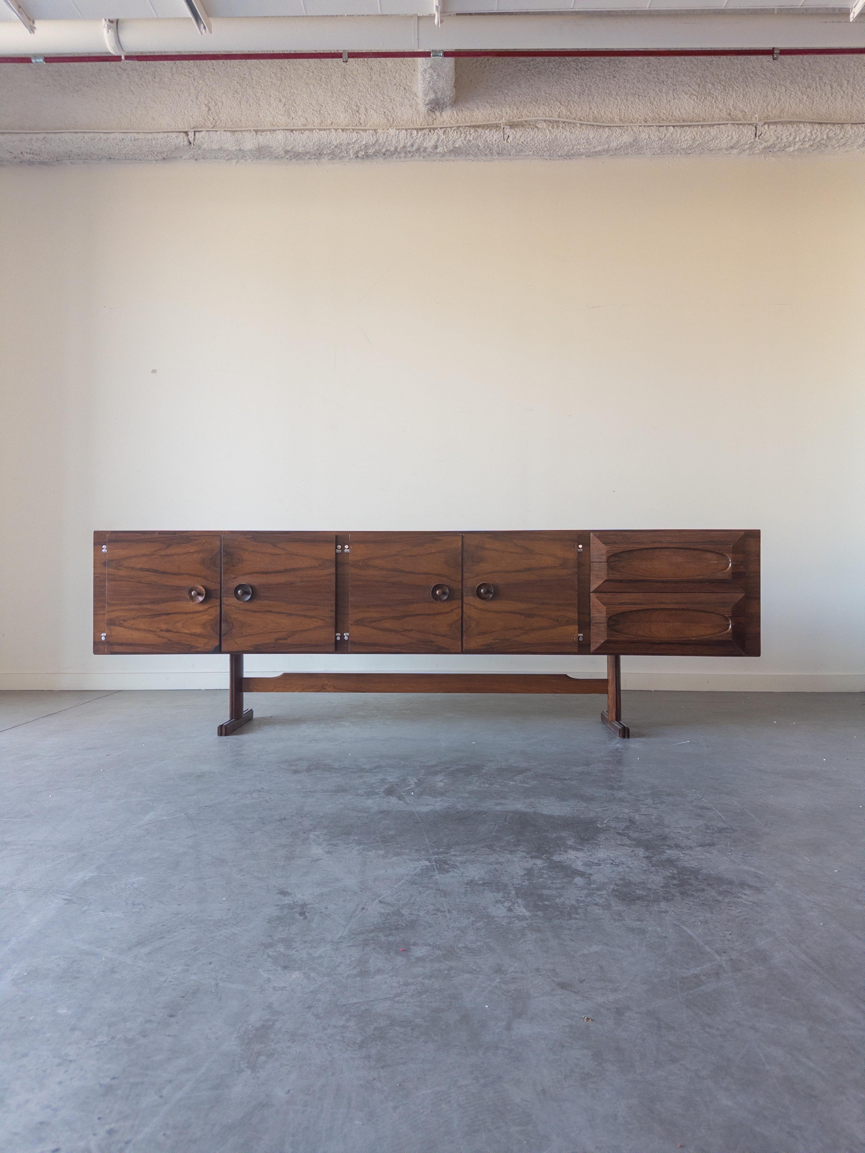 Credenza in palissandro brasiliano di Novo Rumo, 1965 In condizioni buone in vendita a New York, NY