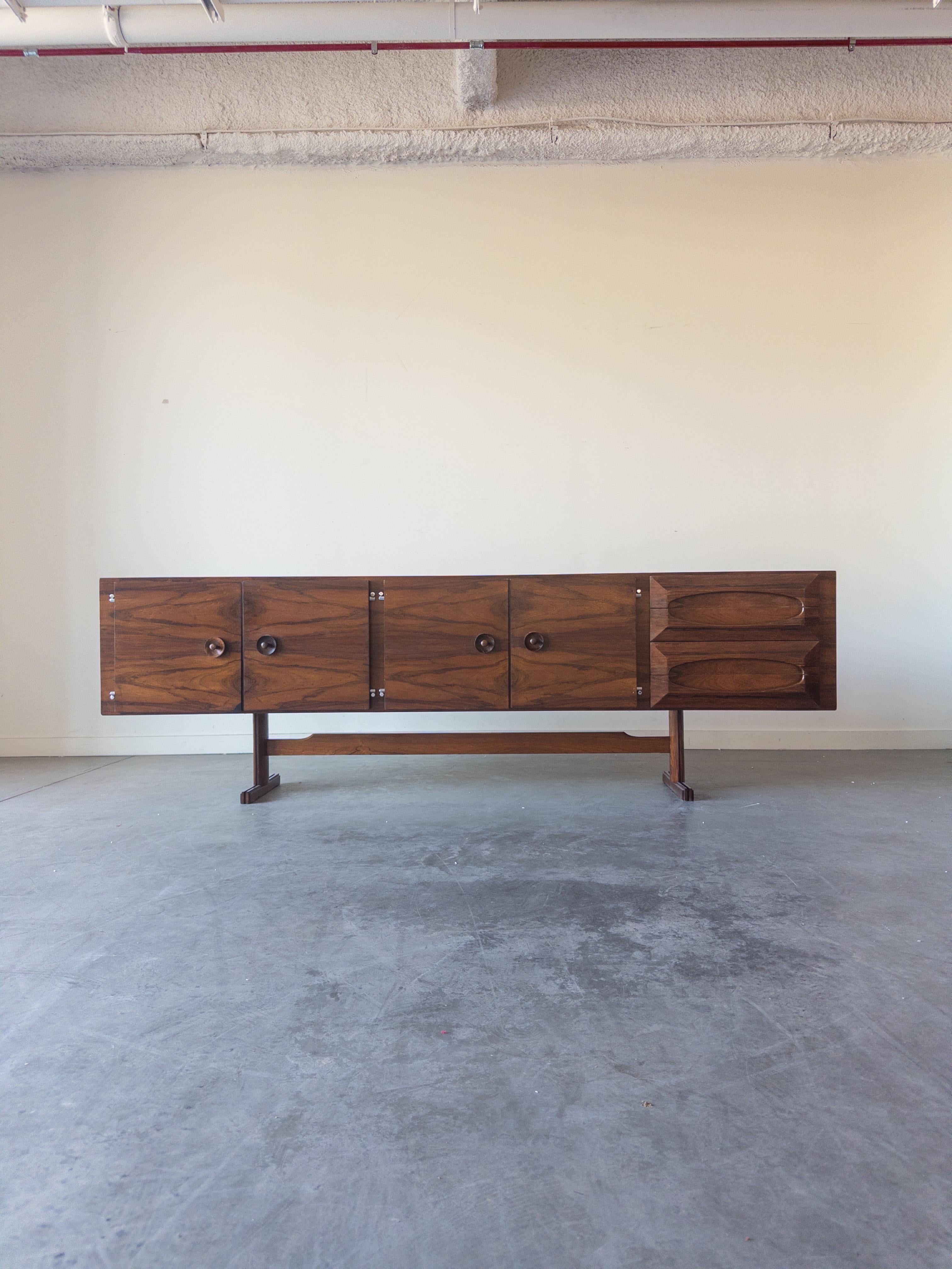 Metà XX secolo Credenza in palissandro brasiliano di Novo Rumo, 1965 in vendita