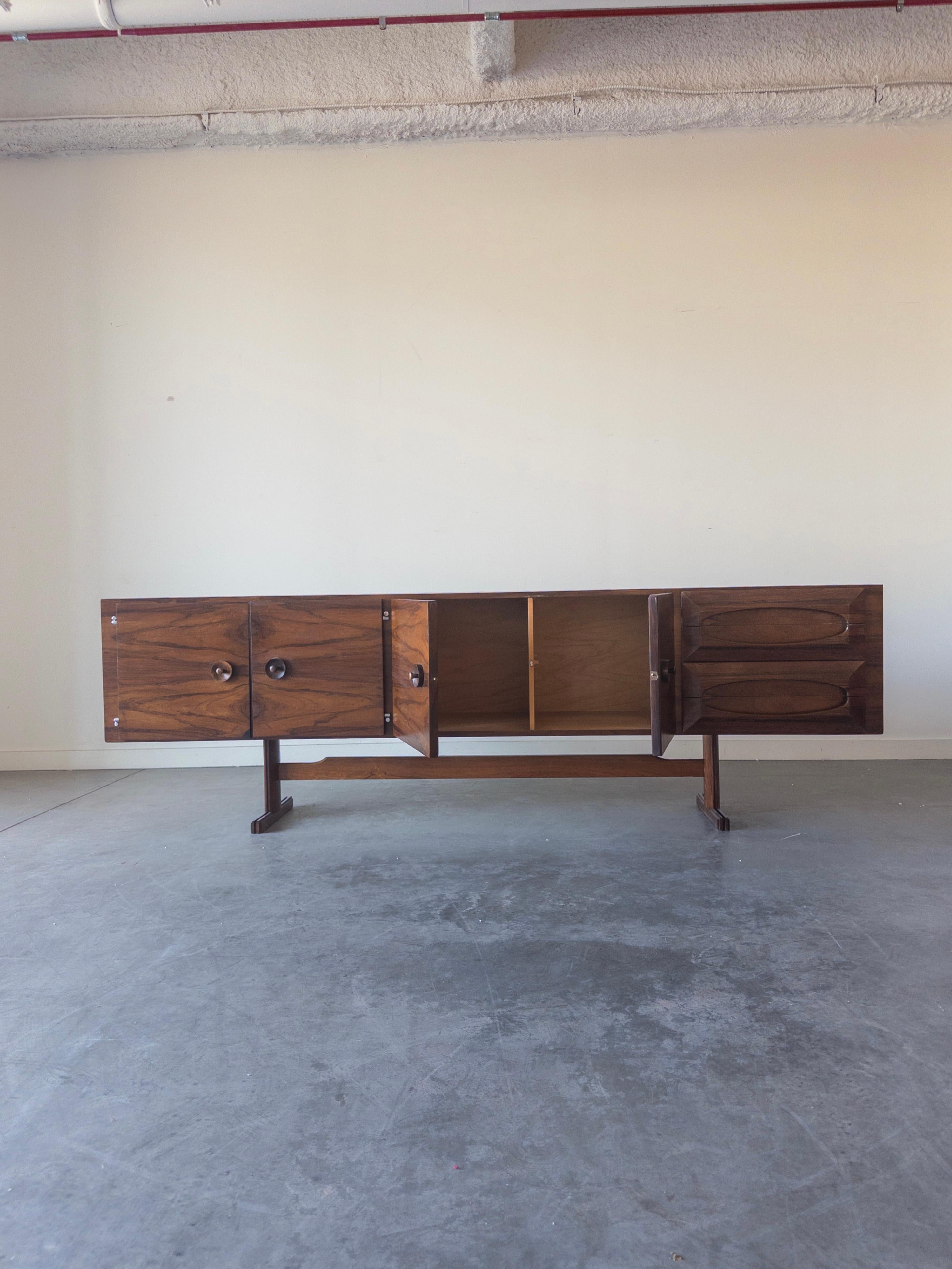 Credenza in palissandro brasiliano di Novo Rumo, 1965 in vendita 1