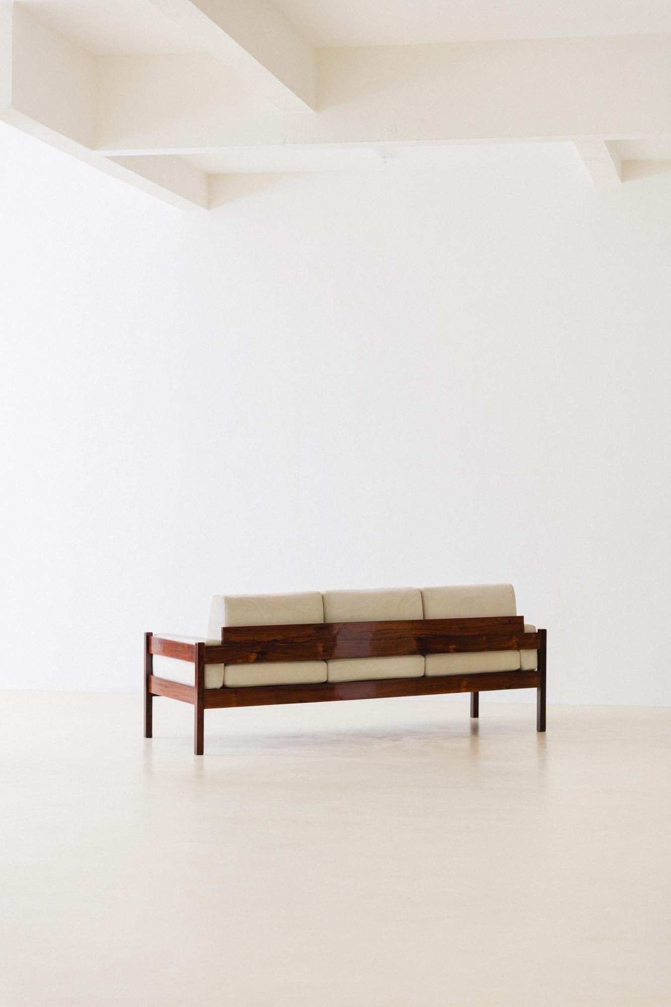 Brésilien Canapé en bois de rose brésilien par Celina Decorações, design brésilien du milieu du siècle, années 1960 en vente