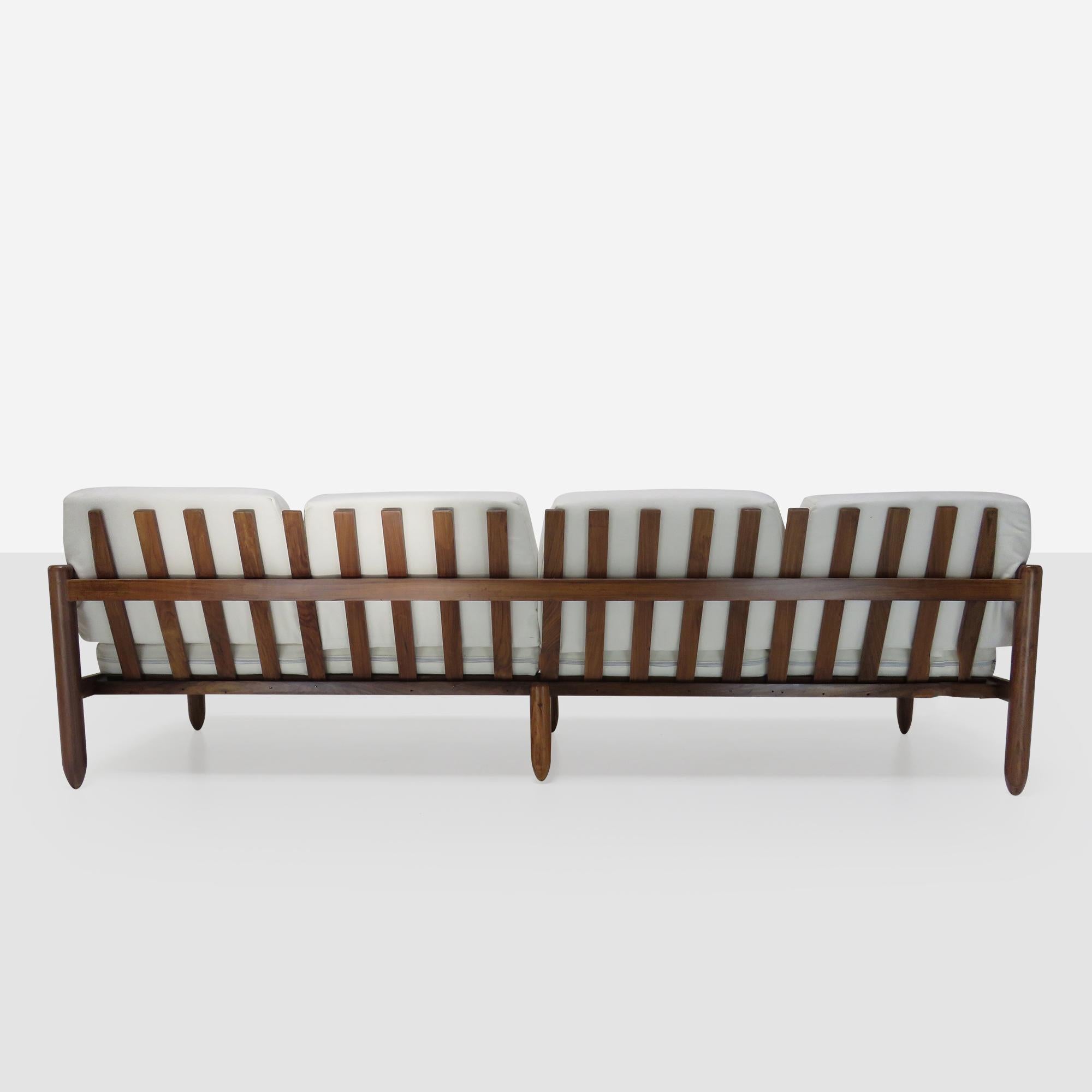 Sofa aus brasilianischem Palisanderholz von Liceu de Arte e Officios im Angebot 5