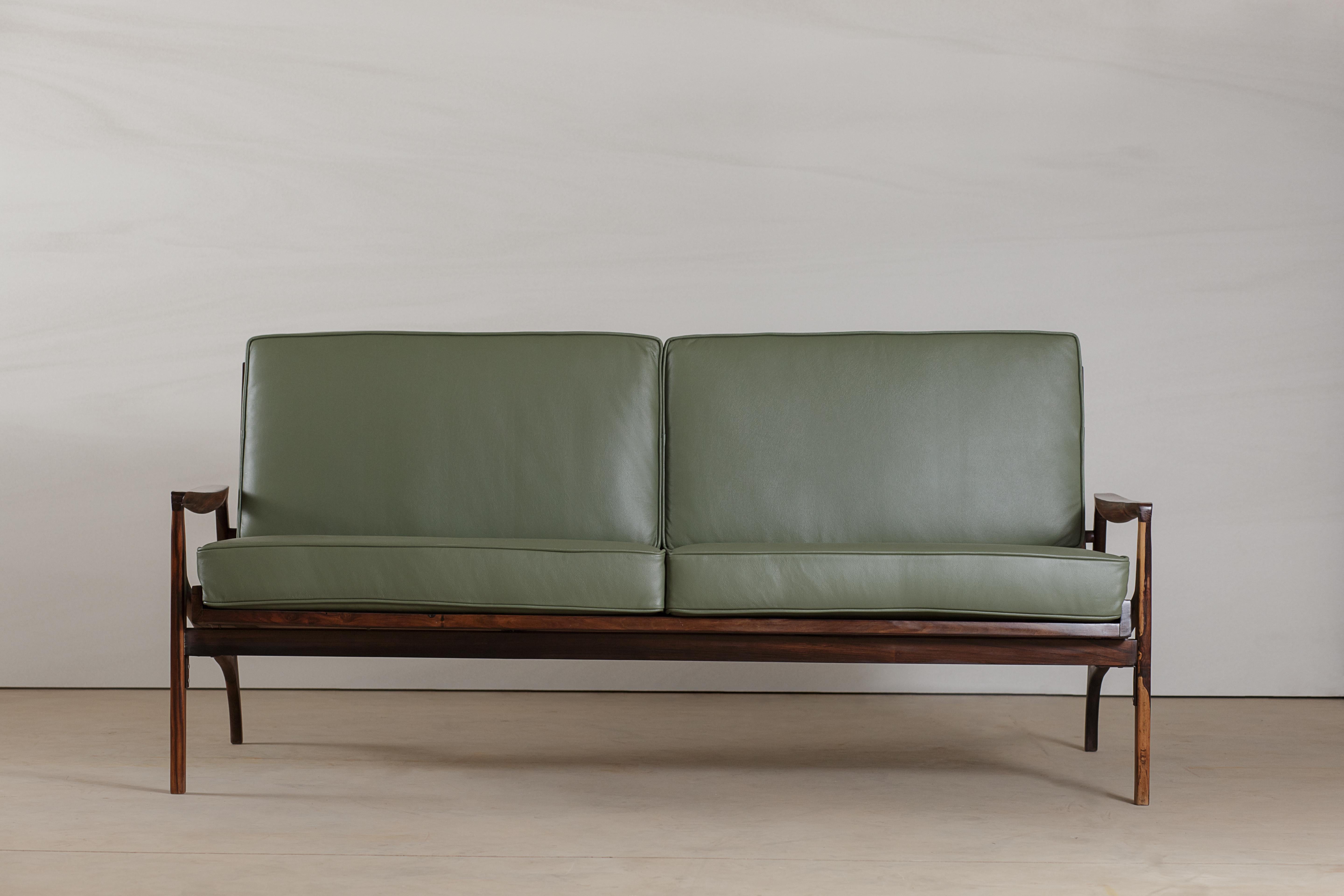 Mid-Century Modern Brazilian Rosewood Sofa by Liceu De Artes e Officios, Midcentury For Sale