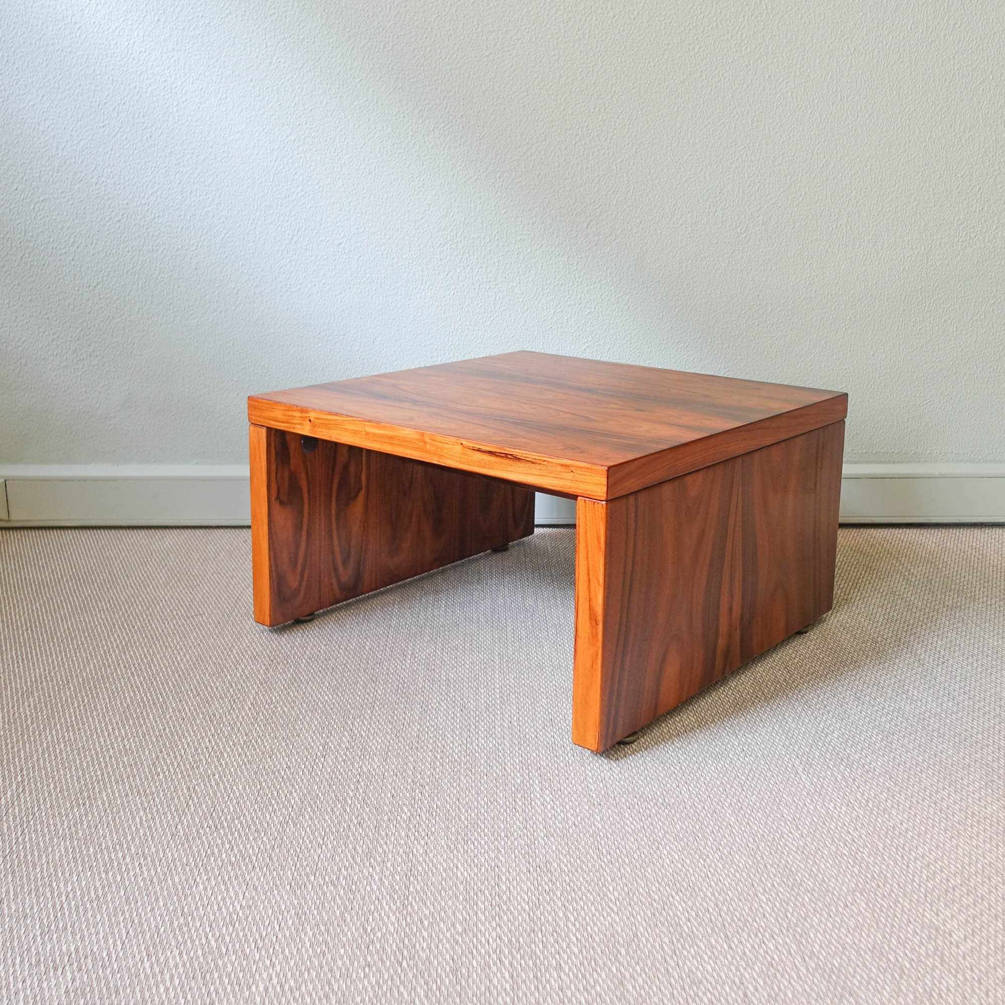 Dieser Beistelltisch wurde von Sergio Rodrigues entworfen und von OCA in den 1970er Jahren in Brasilien hergestellt. Er ist aus Palisanderholz gefertigt und hat ein schlichtes Design, das die Schönheit des Holzes zur Geltung bringt. Sie wurde