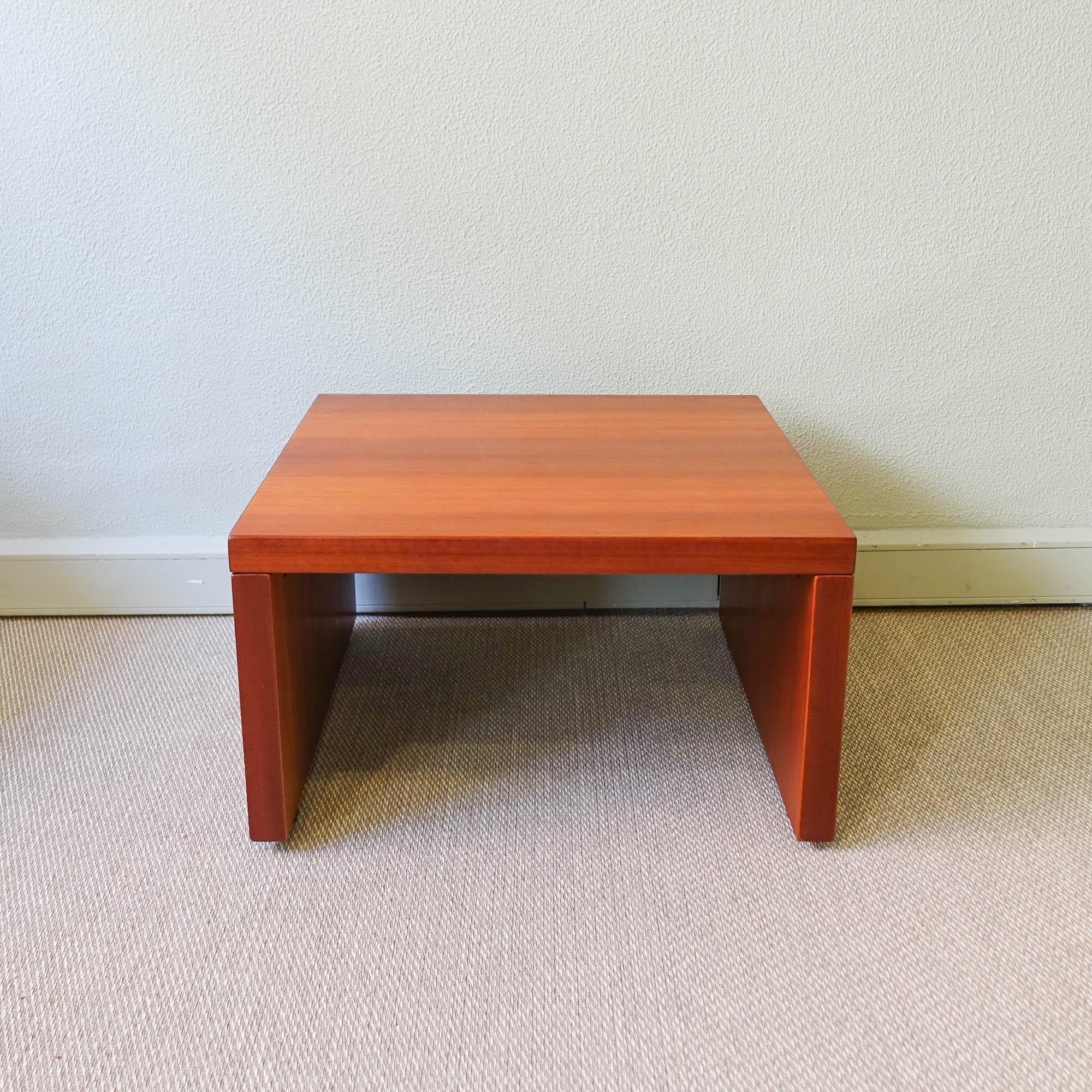 Cette table d'appoint a été conçue par Sergio Rodrigues et produite par OCA, au Brésil, dans les années 1970. Il est fabriqué en bois exotique, avec un design simple qui fait ressortir la beauté du bois. Il a été entièrement restauré. Avec