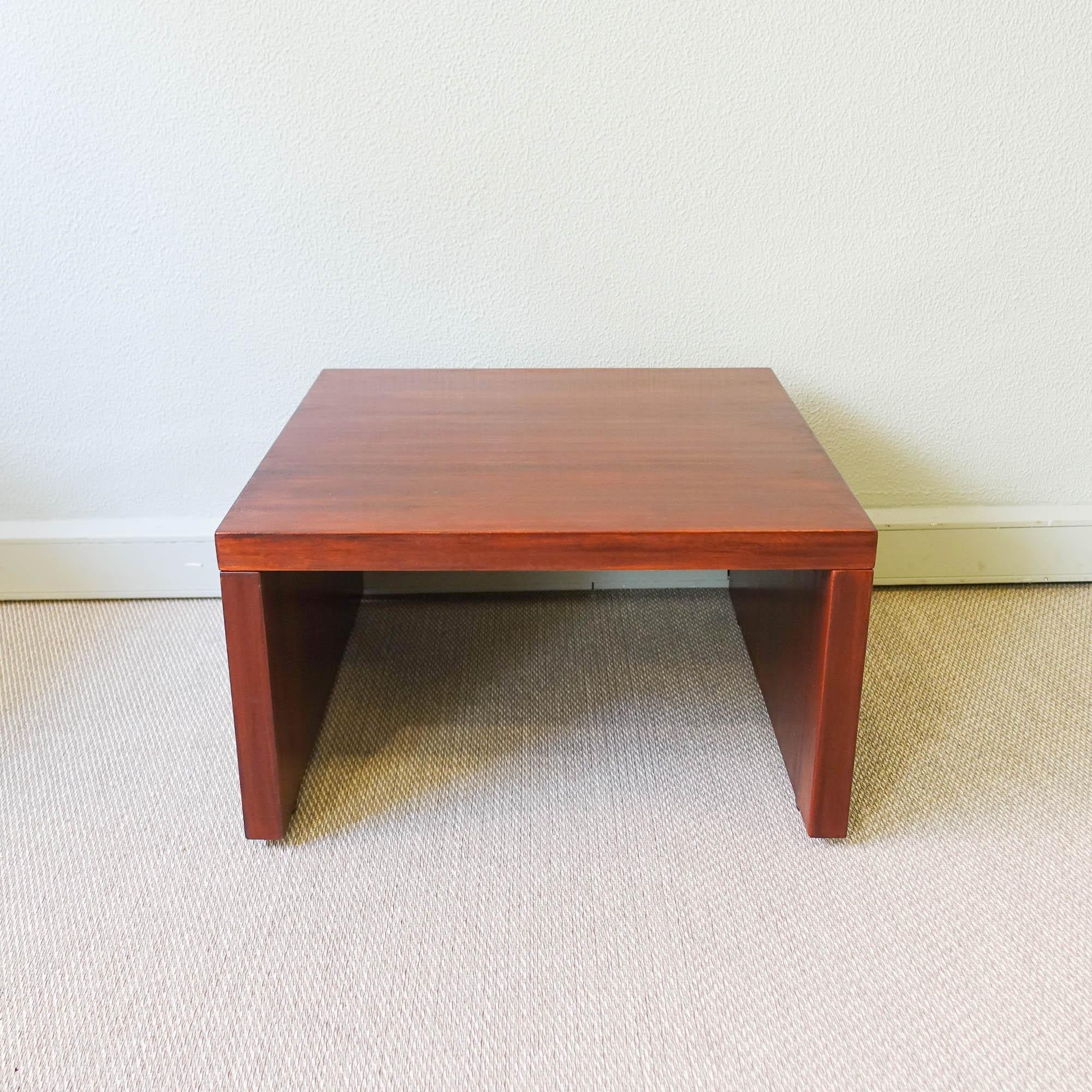 Cette table d'appoint a été conçue par Sergio Rodrigues et produite par Oca, au Brésil, dans les années 1970. Il est fabriqué en bois exotique, avec un design simple qui fait briller la beauté du bois. Il a été entièrement restauré. Avec le Label de
