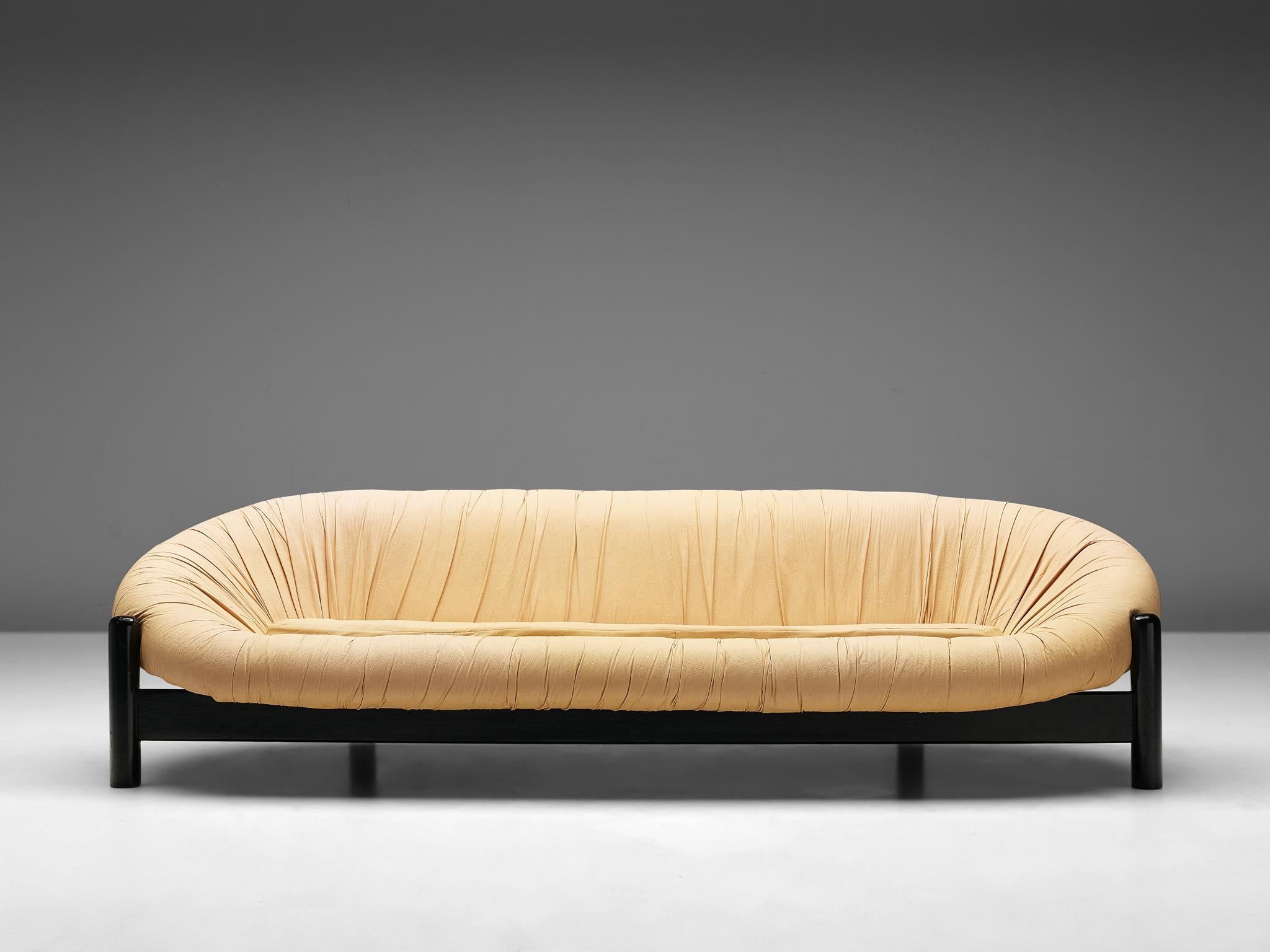 Brasilianisches sizables Sofa aus hellgelbem Leder (Postmoderne) im Angebot