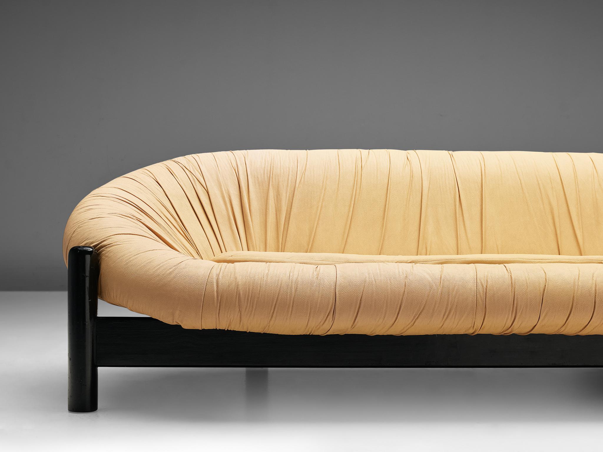 Brasilianisches sizables Sofa aus hellgelbem Leder im Zustand „Gut“ im Angebot in Waalwijk, NL
