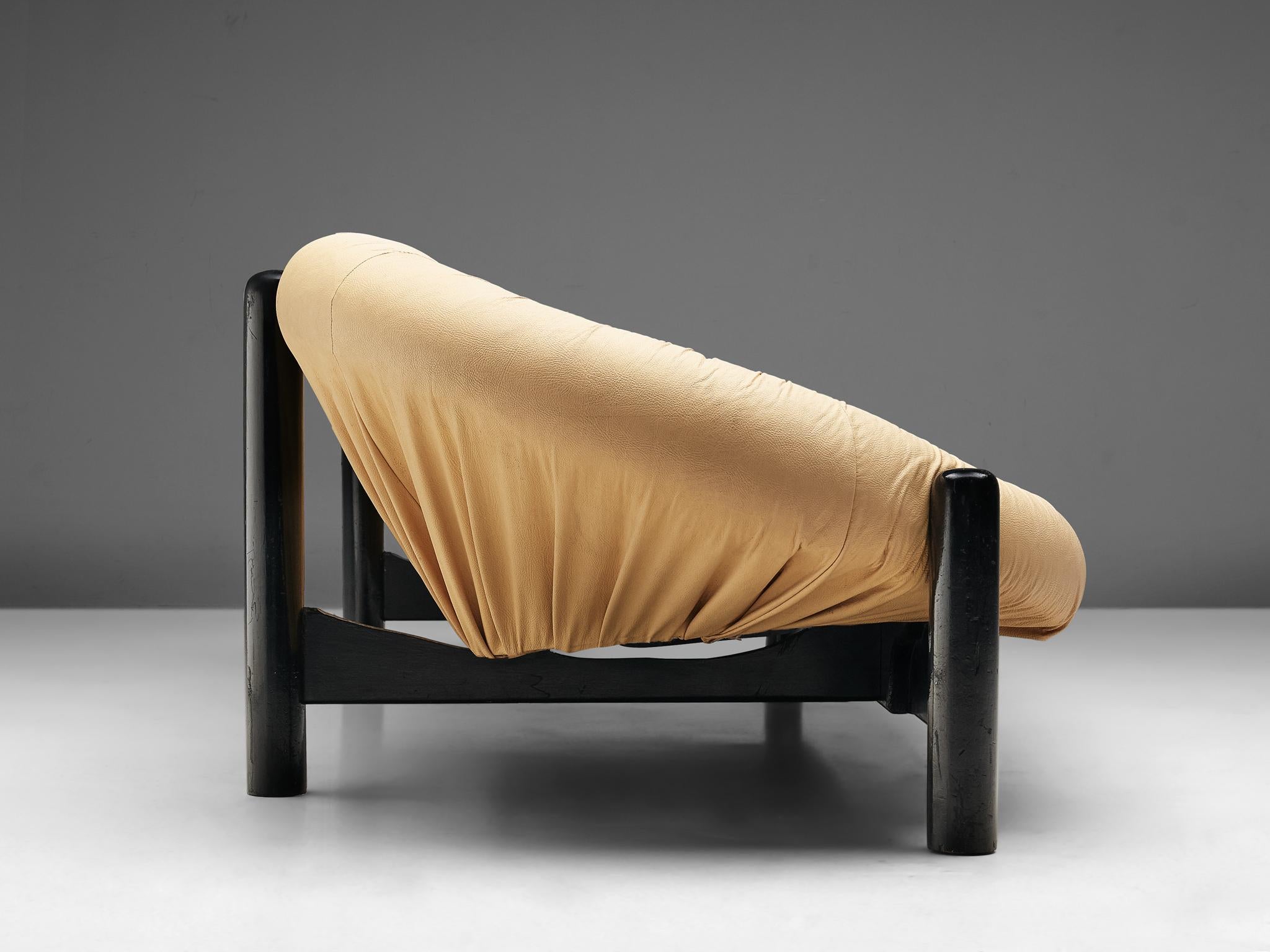 Brasilianisches sizables Sofa aus hellgelbem Leder (Kunstleder) im Angebot
