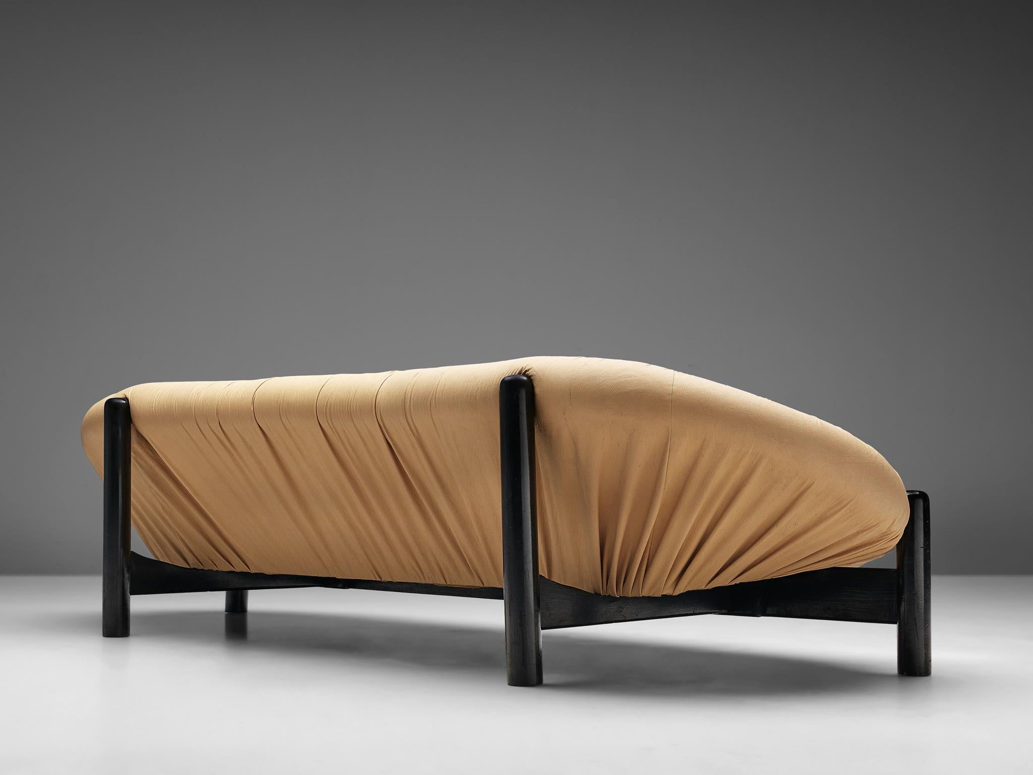 Brasilianisches sizables Sofa aus hellgelbem Leder im Angebot 1