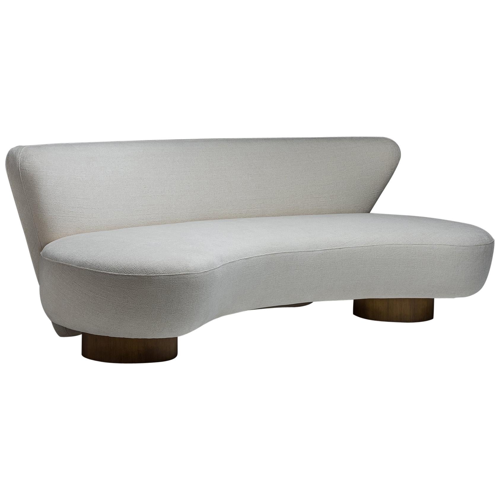 Das Sofa Espaldar wurde von der weiblichen Form inspiriert.
und die futuristischen, aber eleganten Kurven der 1960er Jahre, mit gepolstertem Stoffkorpus und Holzfuß. Abmessungen: 220cm x 120cm x 72cm H. / 87' x 47' x 29' H.
 